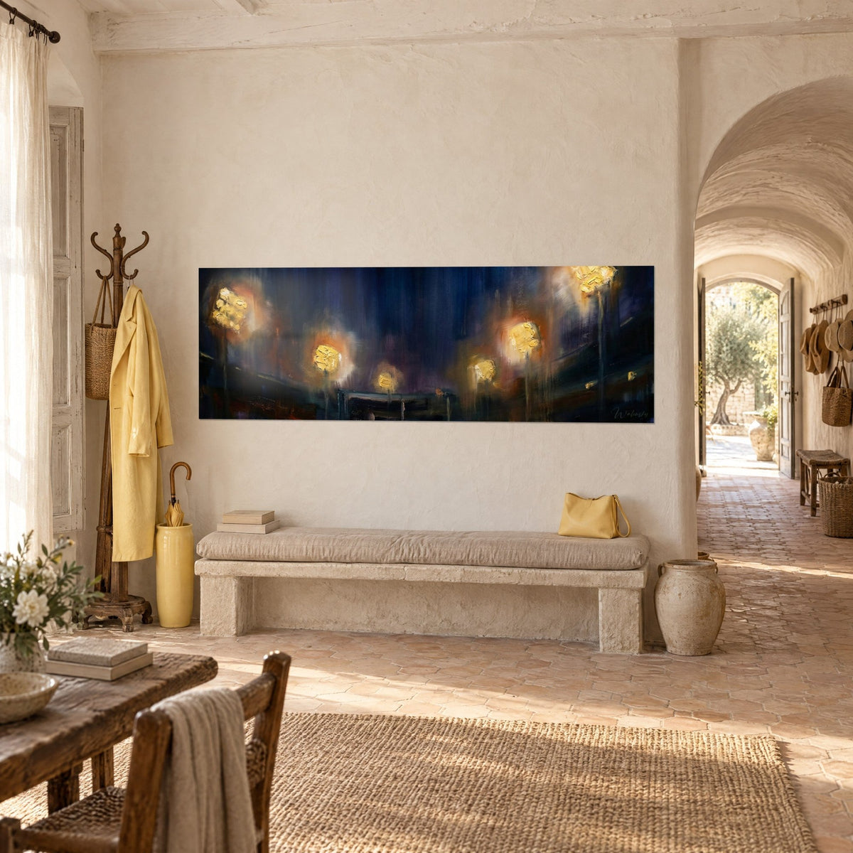 Panoramagemälde einer Nacht, goldene Lichthöfe der Flutlichtmasten vor marineblauem Hintergrund, über einer Steinbank aufgehängt