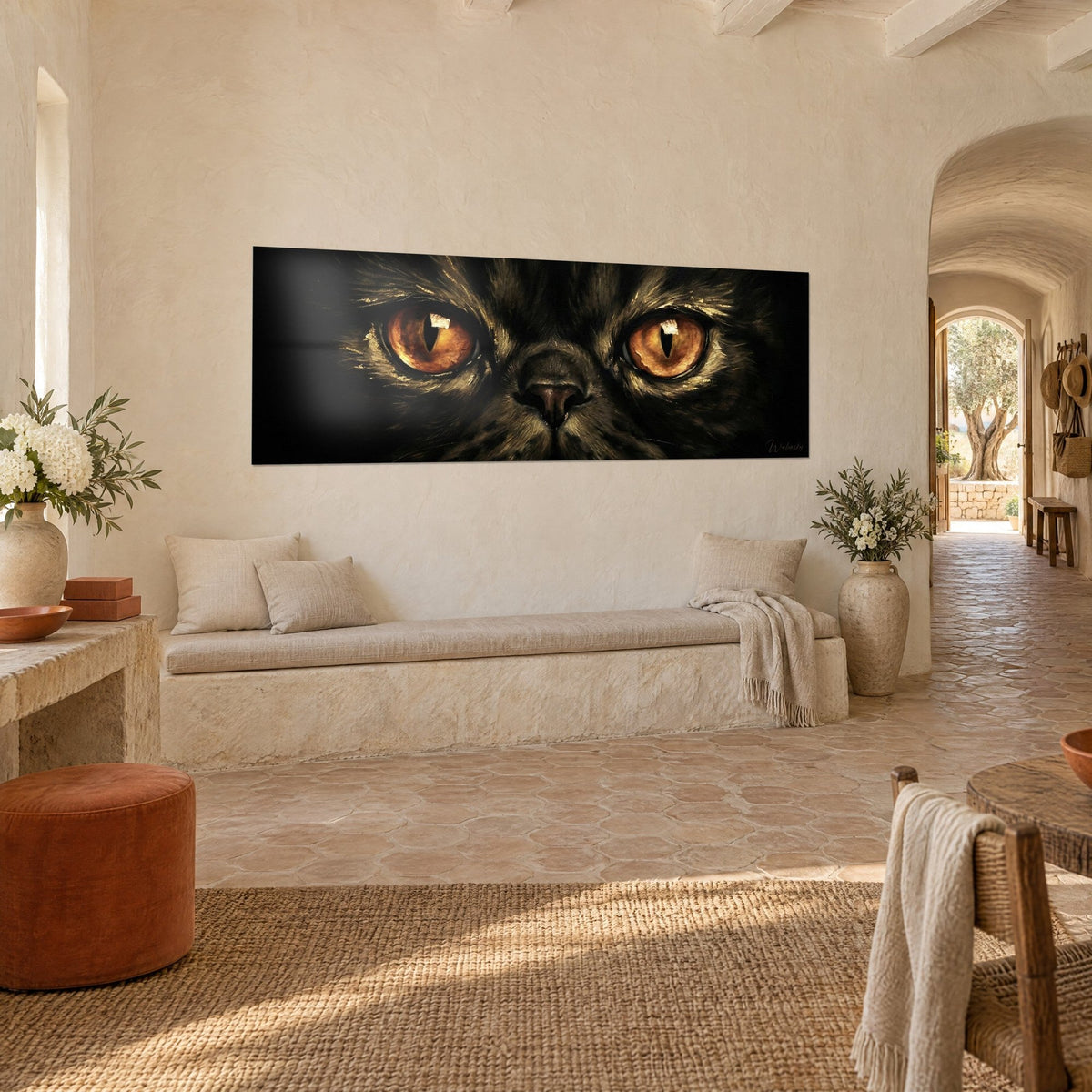 Schilderij van een kat met een intense blik, oranje en koperkleurige irissen, bruine neus, donkere vacht met goudaccenten, gewelfde gang van de boerderij
