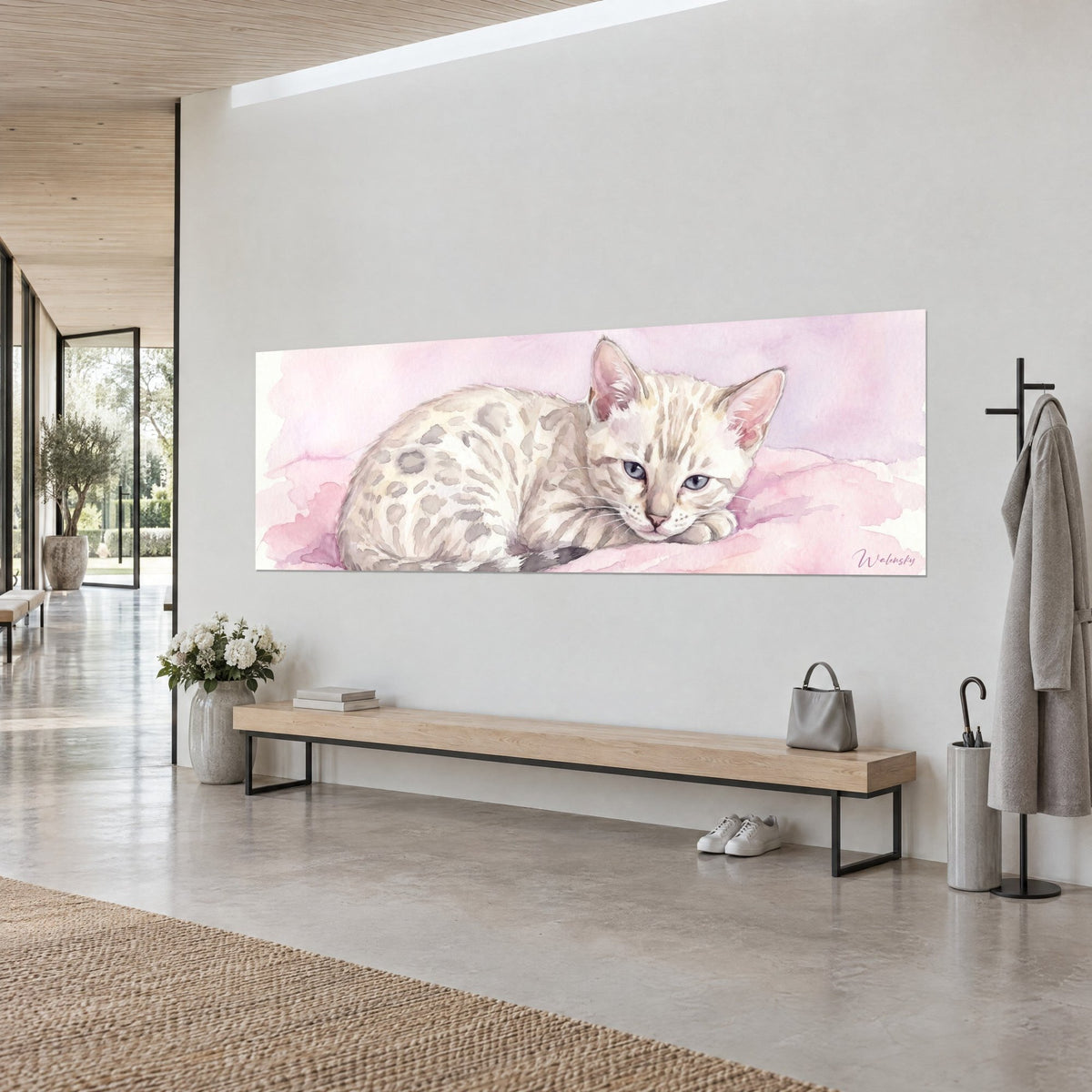 Tableau petit félin aux taches de léopard crème et gris, museau rosé posé sur ses pattes, lavis lilas, mur gris clair d'une entrée