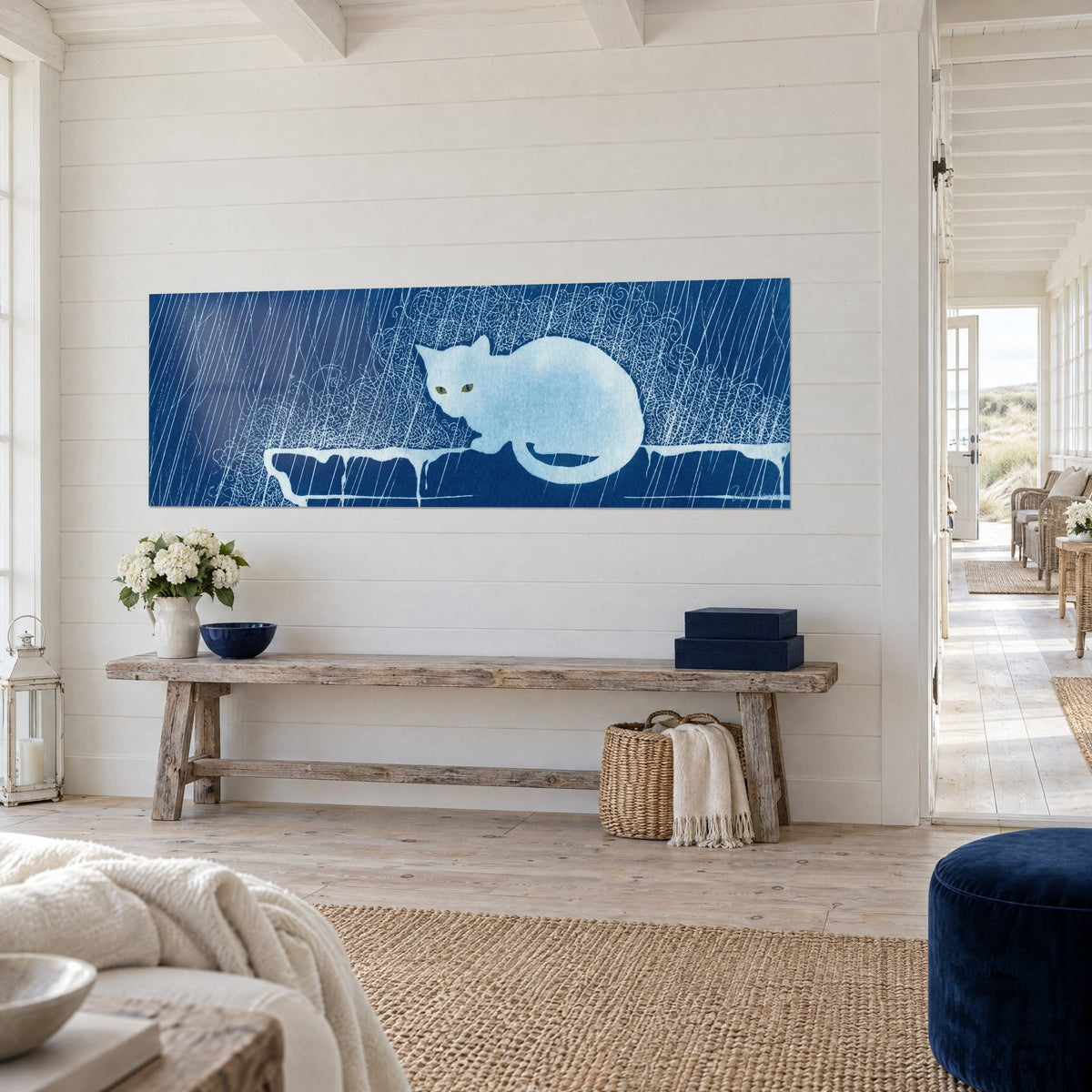 Gemälde Zusammengerollte Katze auf einer tropfenden Mauer, tiefes Cyanblau und Cremeweiß, Dreiviertelansicht in einem Haus am Meer