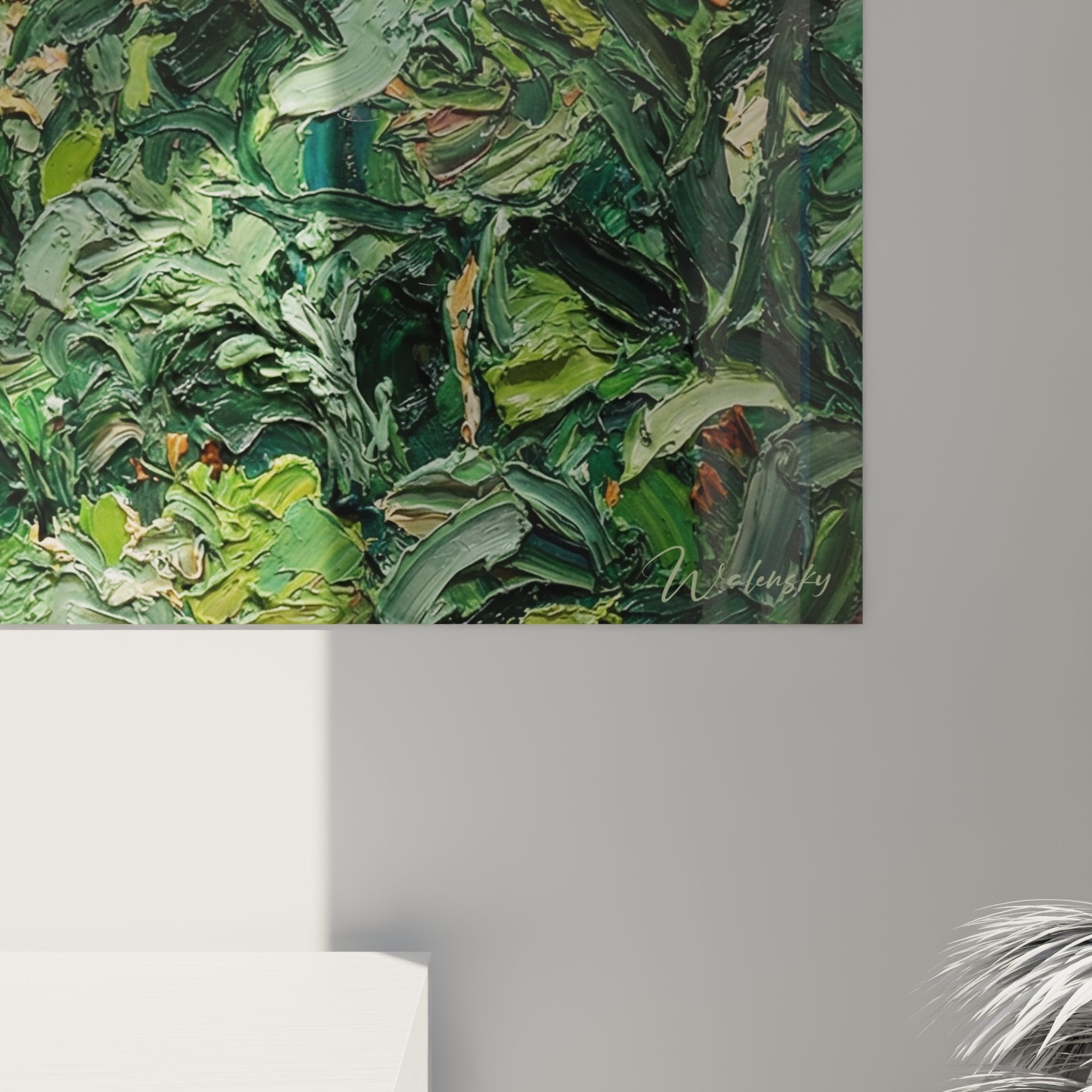 Vista d'insieme quadro trail running formato panoramico con sentiero foresta rigogliosa