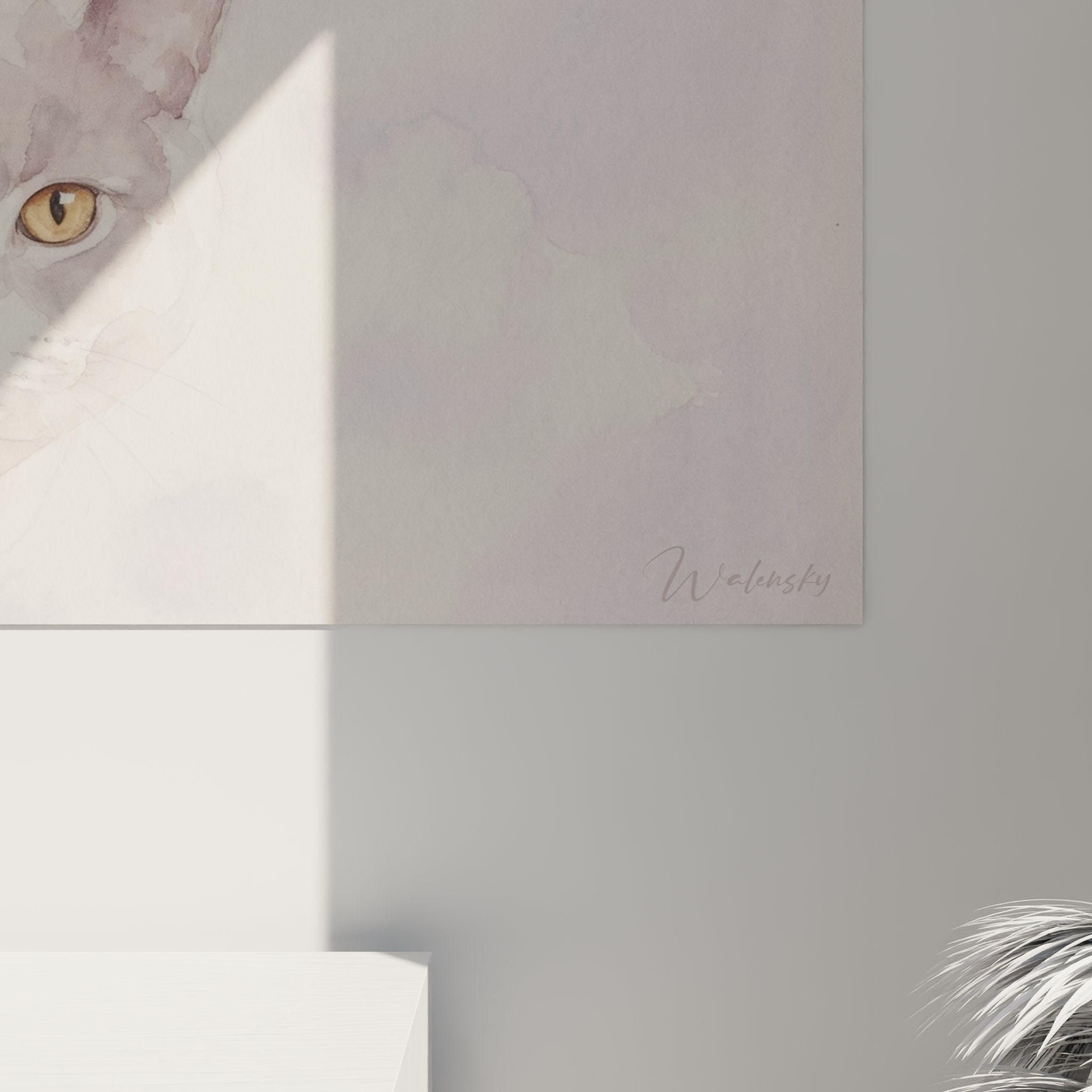 Vue d'ensemble du tableau mural British Shorthair aquarelle dans un intérieur contemporain, décoration féline