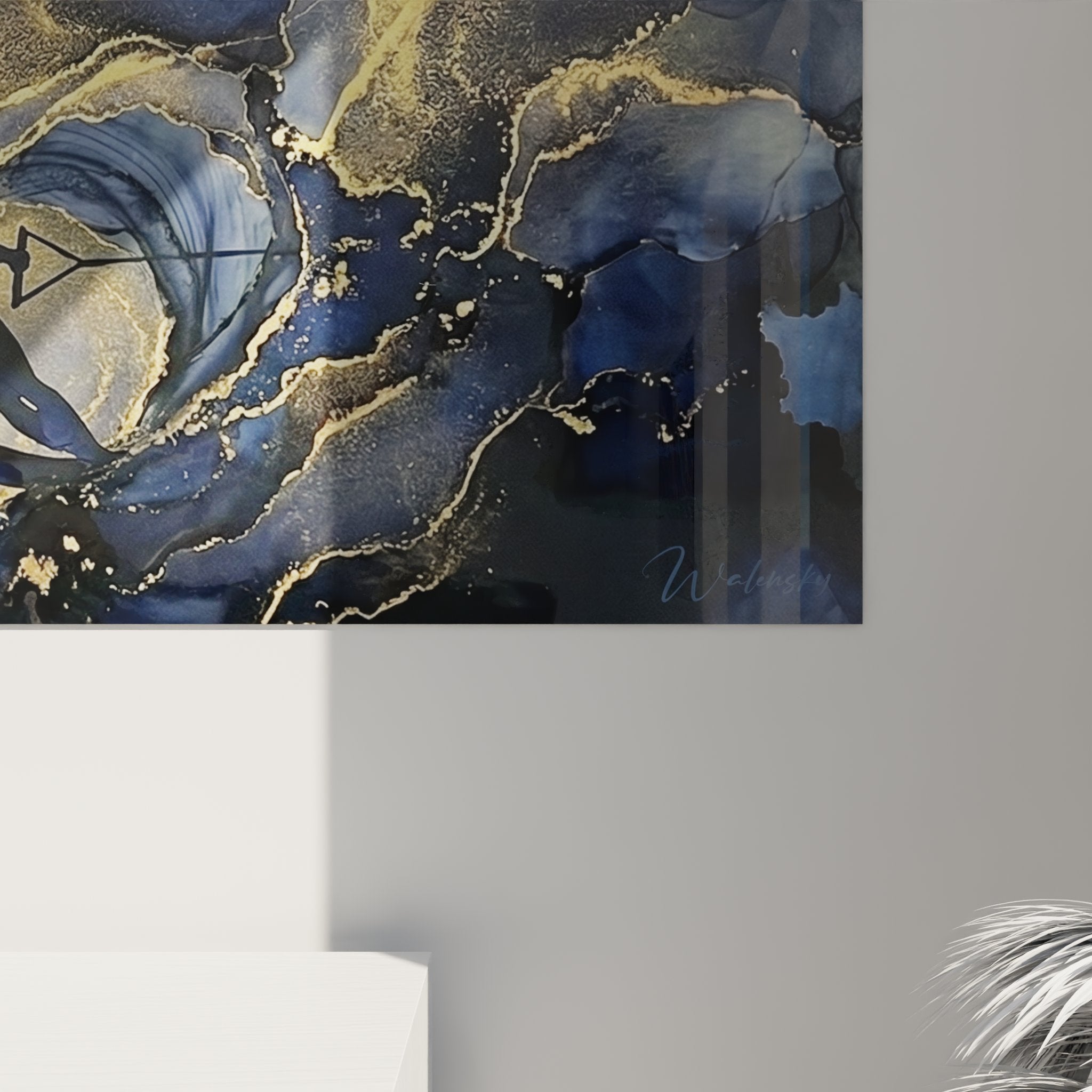 Vista d'insieme del quadro astratto acquatico orizzontale in interno contemporaneo