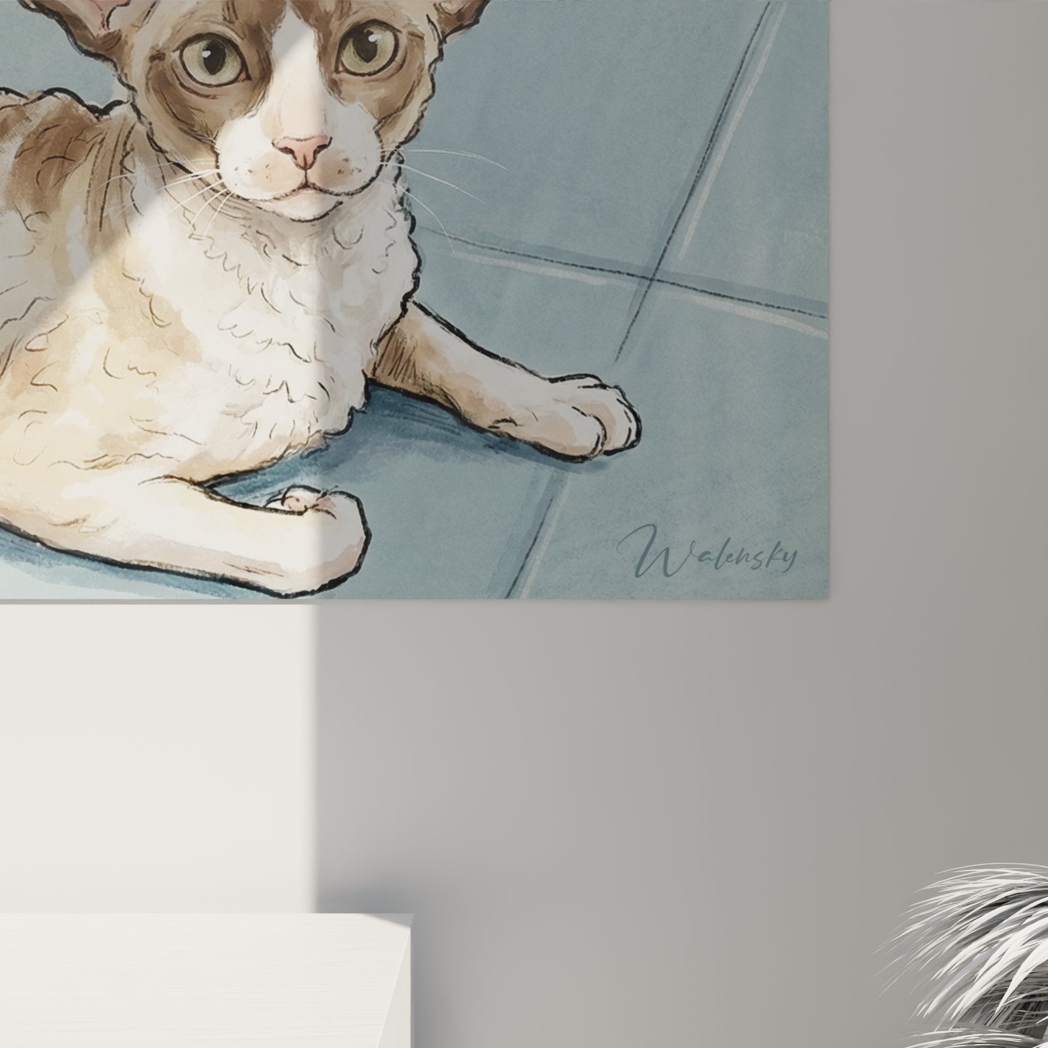 Vue d'ensemble tableau chat Cornish Rex détendu, composition horizontale sur carrelage bleu, style artistique moderne