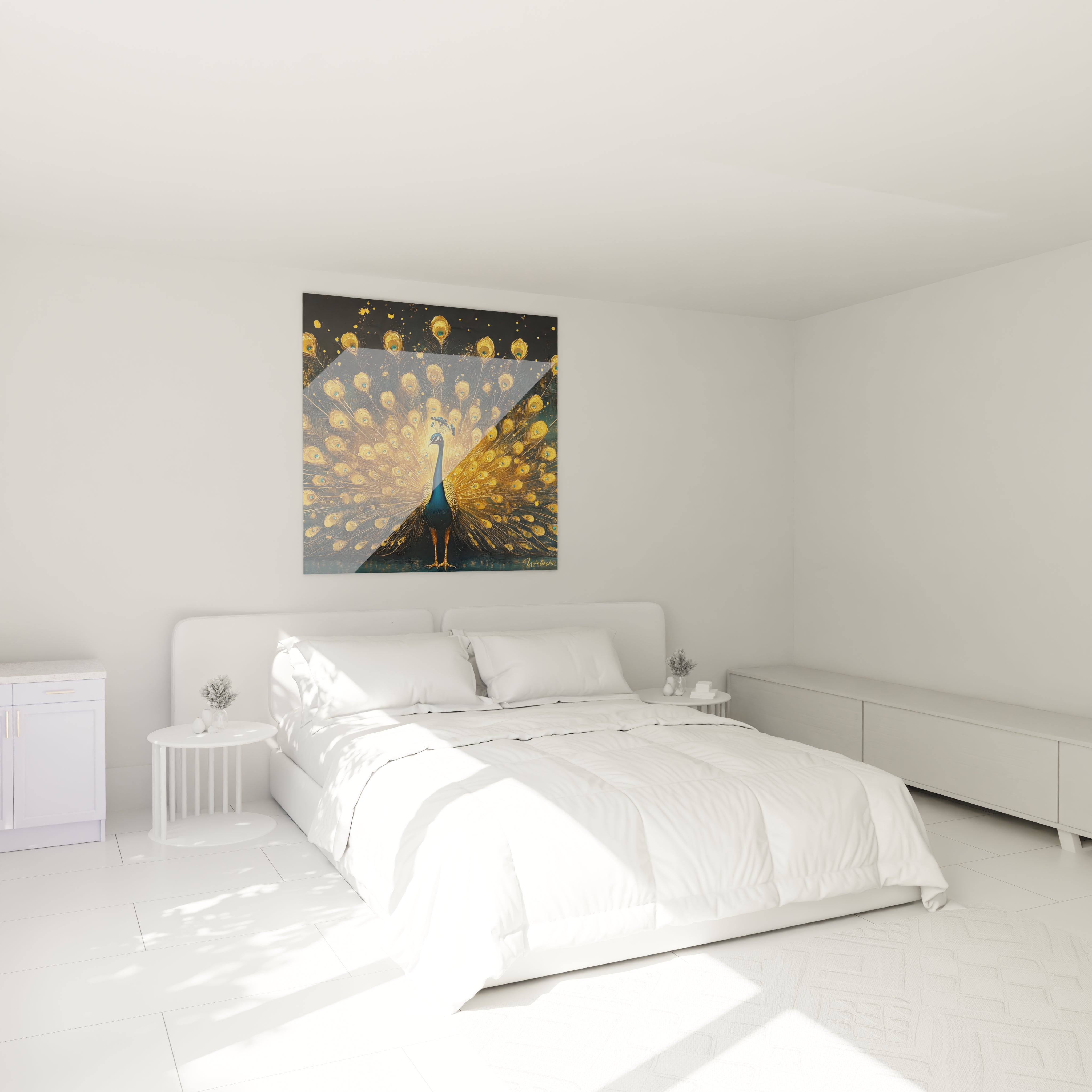 Tableau paon Walensky aux plumes dorées accroché au-dessus d'un lit blanc dans une chambre moderne