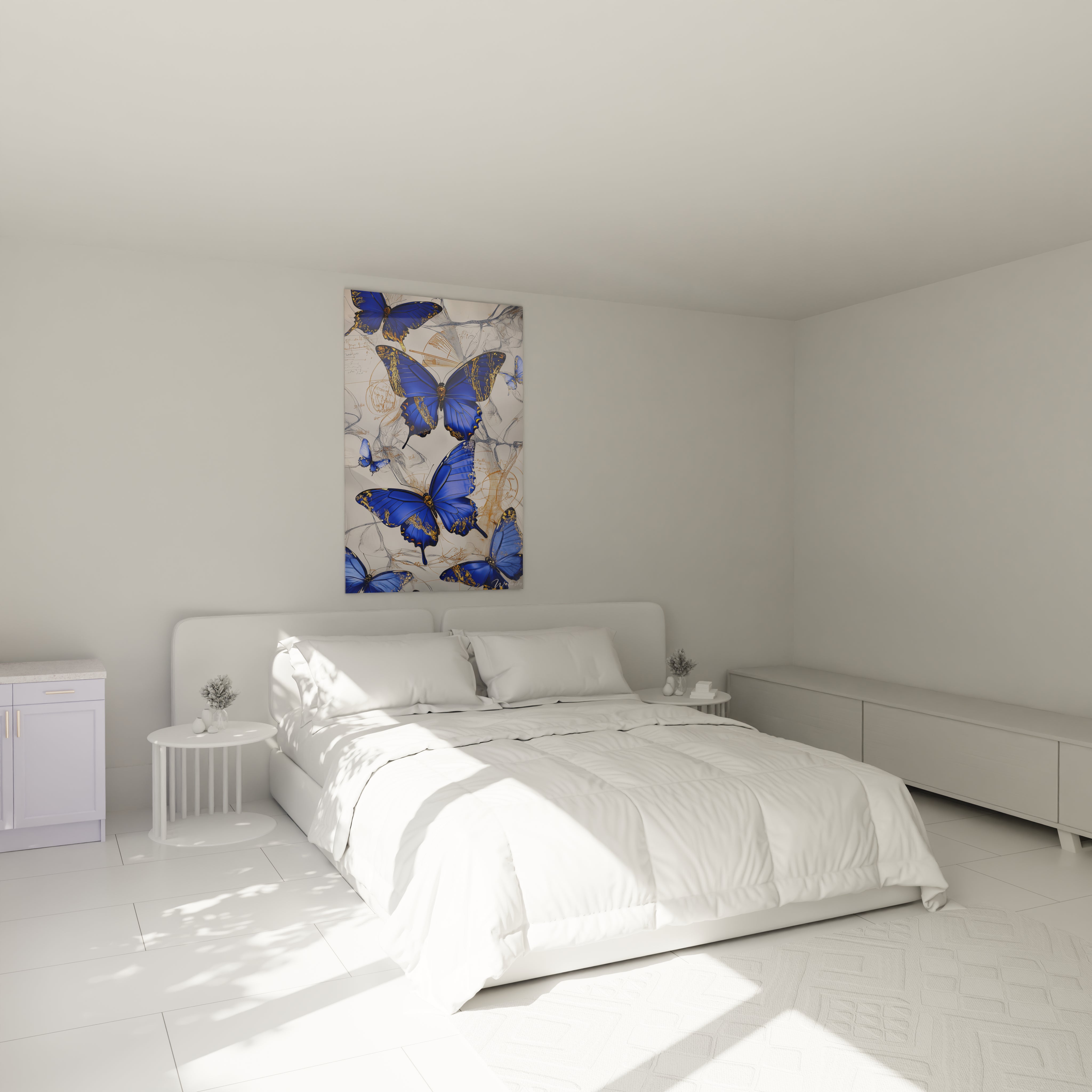 Tableau papillon bleu de Walensky accroché au-dessus d'un lit blanc dans une chambre minimaliste
