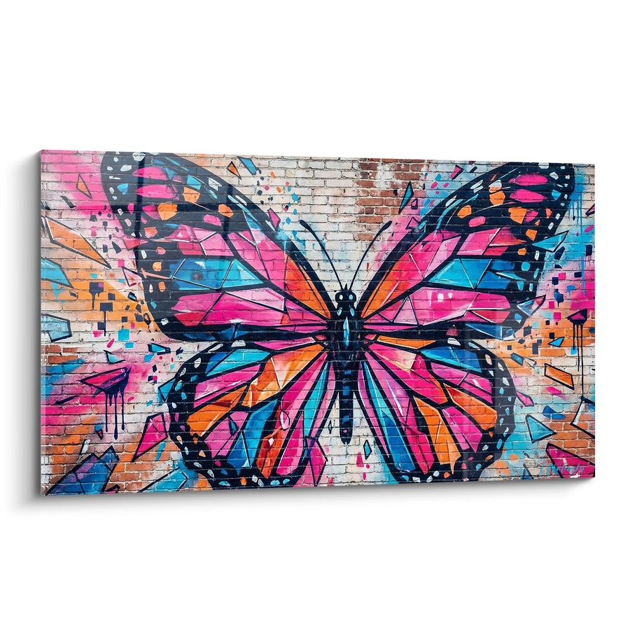 Veelkleurige vlinderschilderij op bakstenen muur met roze en blauwe spatten - Stedelijke metamorfose - Neon fluorescerende streetart editie
