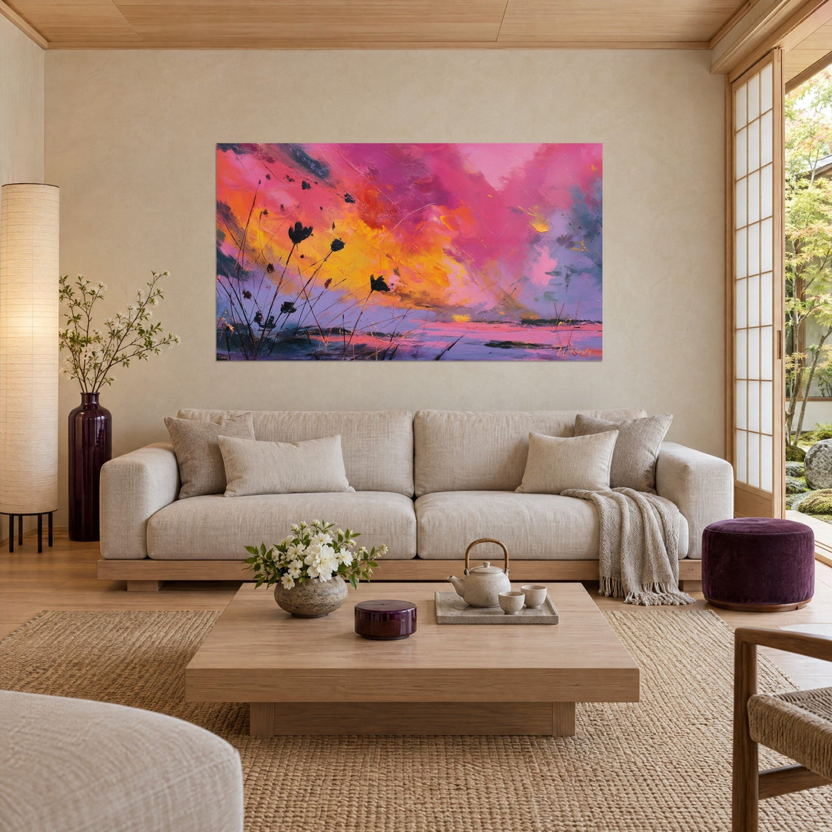 Gemälde Dämmerungshimmel in Magenta und Orange, schwarze Wildgräser, über einem Sofa in einem hellen Wohnzimmer