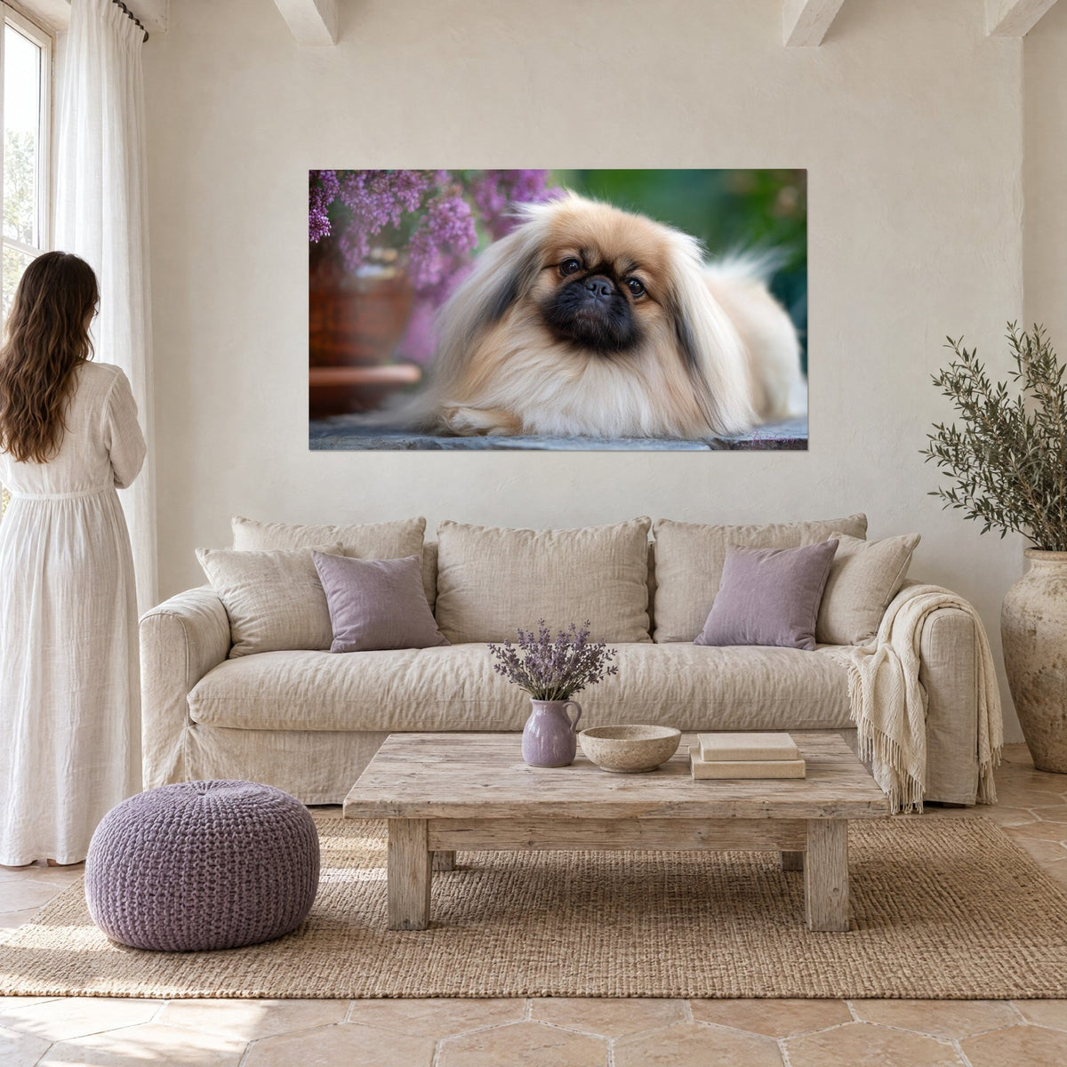 Gemälde Pekingese mit goldbraunem und cremefarbenem Fell, schwarzer Schnauze, lila Heidekraut im Hintergrund, über einem Sofa in einem hellen Wohnzimmer
