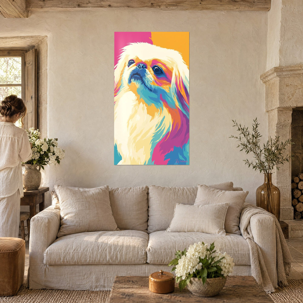 Gemälde Pekingese mit cremefarbenem Fell und türkisfarbenen Glanzlichtern, rosa und orangefarbener Hintergrund, über einem Sofa in einem hellen Wohnzimmer