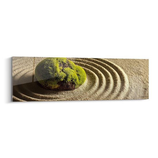 Tabel Rocher Begroeid met Mos, Concentrische Cirkels in Goudkleurig Zand - Zen Meditatie - Editie Zand
