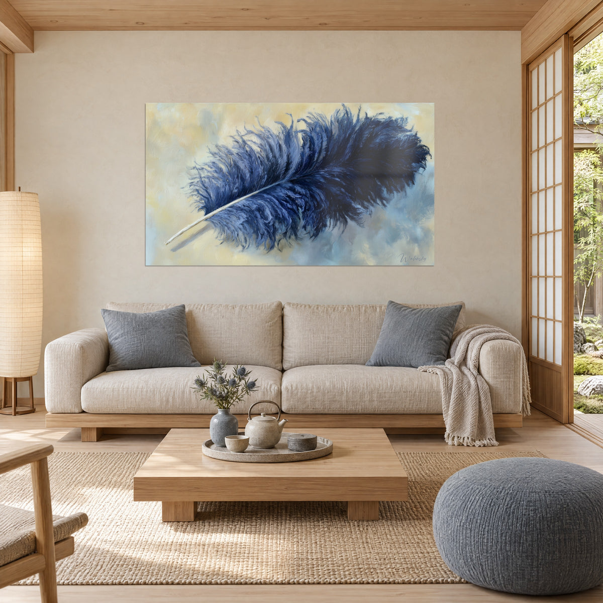 Tableau plume d'autruche bleu nuit sur fond doré, barbes duveteuses et tige ivoire, au-dessus d'un canapé dans un salon lumineux