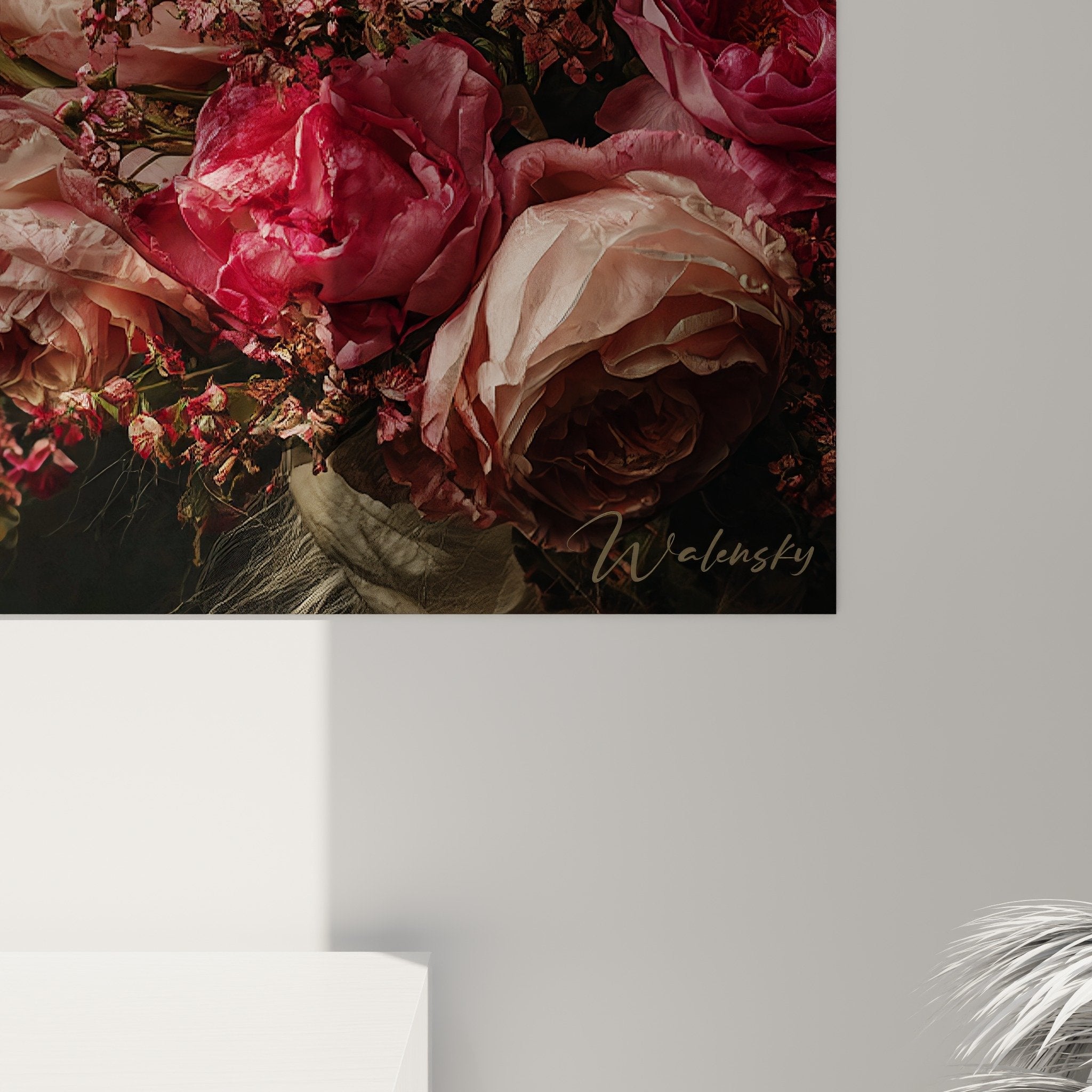 Vue d'ensemble du portrait canin Barzoi avec composition florale dans interieur contemporain