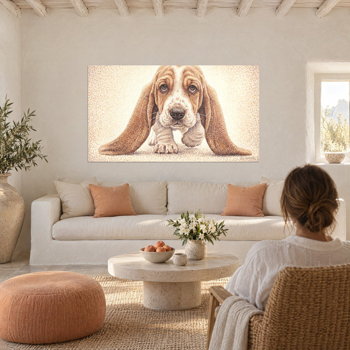 Schilderij van een basset-puppy met grote oker-bruine oren, pointillisme in oker en crème, boven een bank in een lichte woonkamer