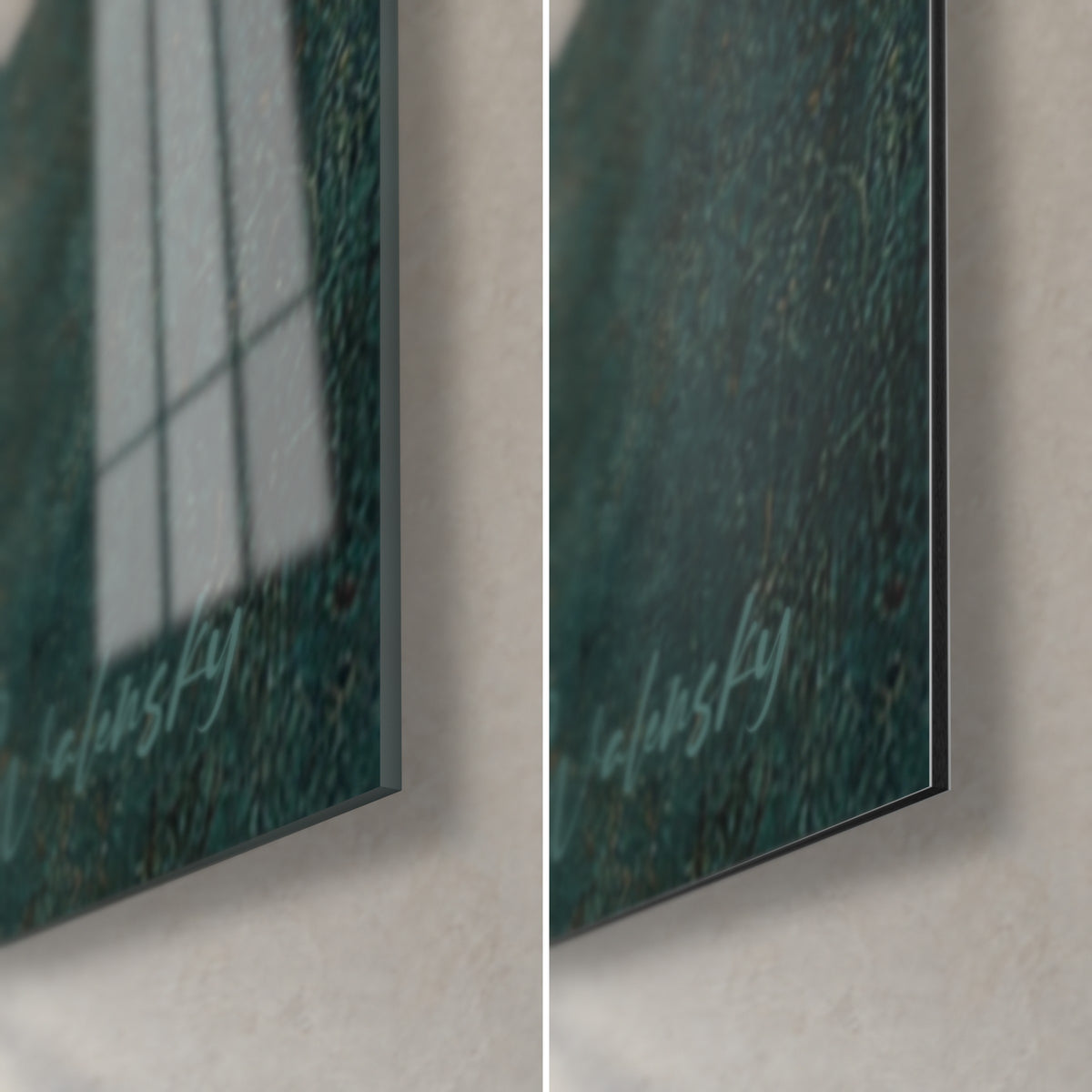 Tableau caniche gris, coin bas droit : verre acrylique brillant aux reflets de fenêtre, Dibond mat, tranche noire de 3 mm