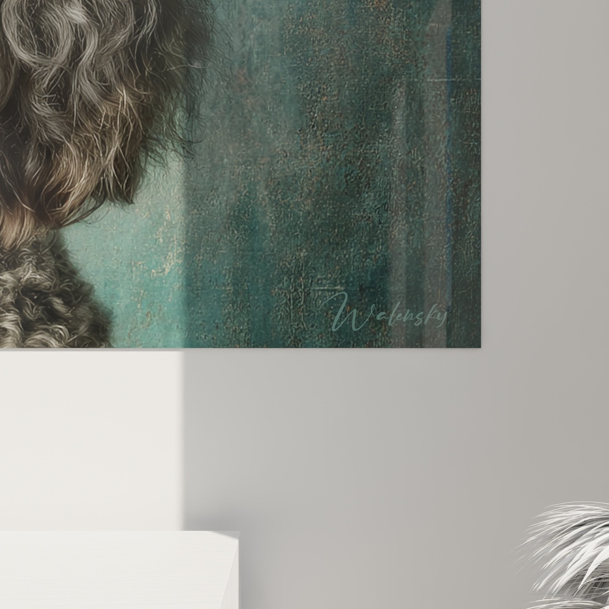 Vue d'ensemble du portrait de Caniche gris dans intérieur contemporain aux tons apaisants