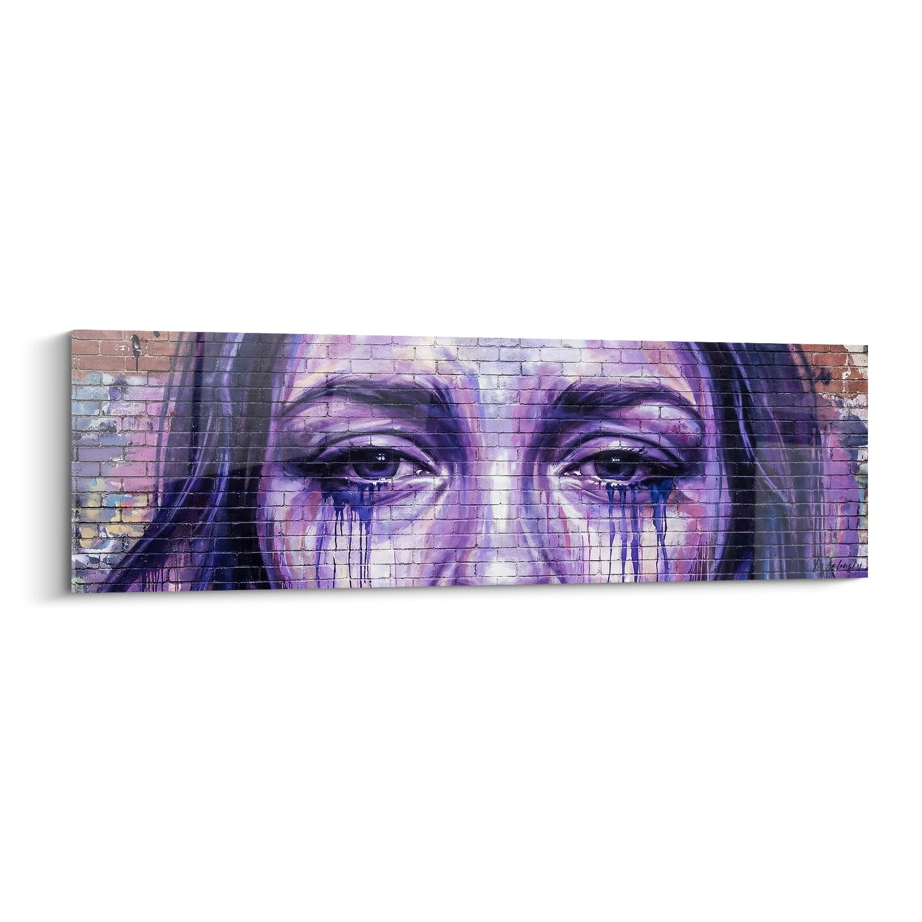 Portrait feminin street art violet sur mur briques avec larmes bleues regard intense urbain contemporain