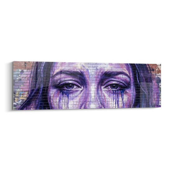 Vrouwelijk Blik Violet op Bakstenen Muur - Stedelijke Tranen - Portret Street Art Editie