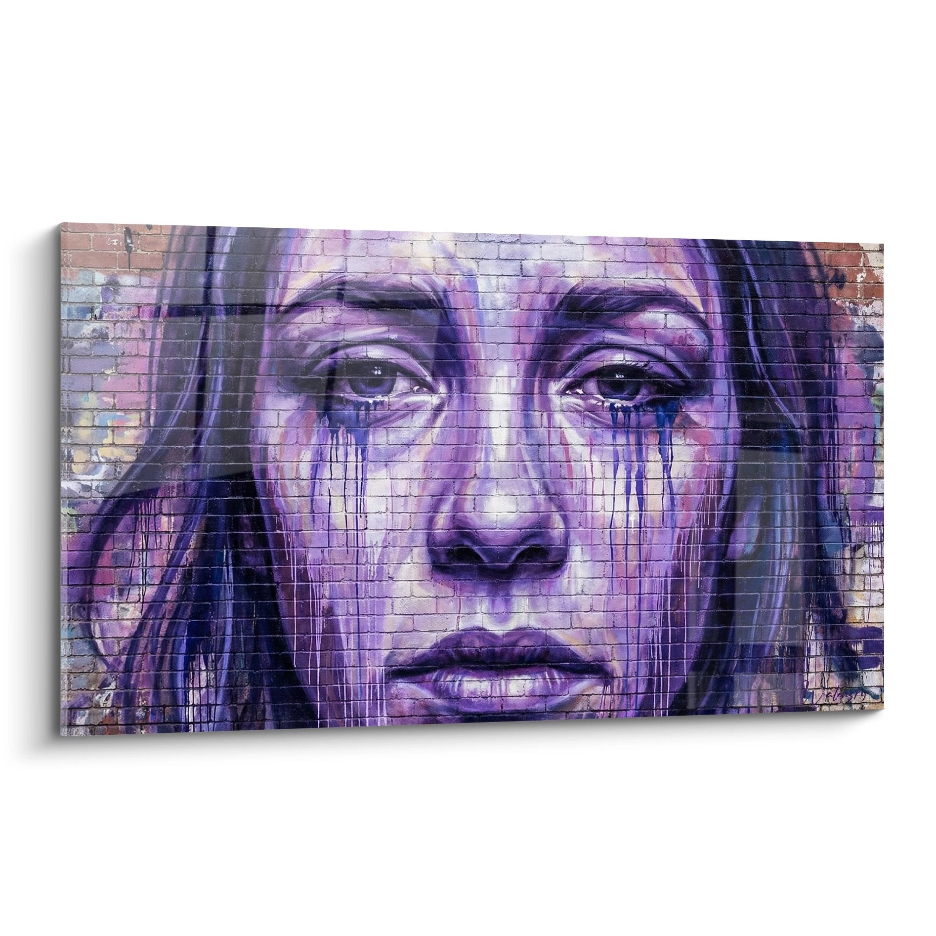 Portrait femme violette larmes bleues mur briques art urbain contemporain decoration murale emotionnelle