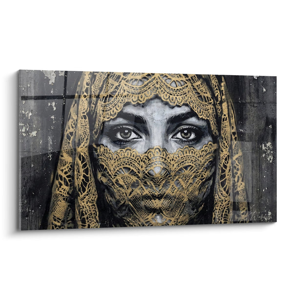 Schilderij van een vrouw met doordringende ogen en gouden kantsluier - Mysterieus blik - Editie portret Street art