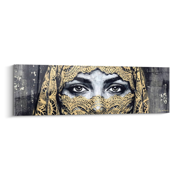 Schilderij van een vrouw met gouden sluier en doordringende blik op stedelijke achtergrond - Oosters Mysterie - Editie portret Street art