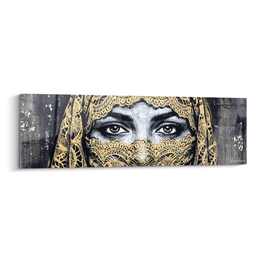 Tableau femme au voile doré et regard perçant sur fond urbain - Mystère Oriental - Edition portrait Street art