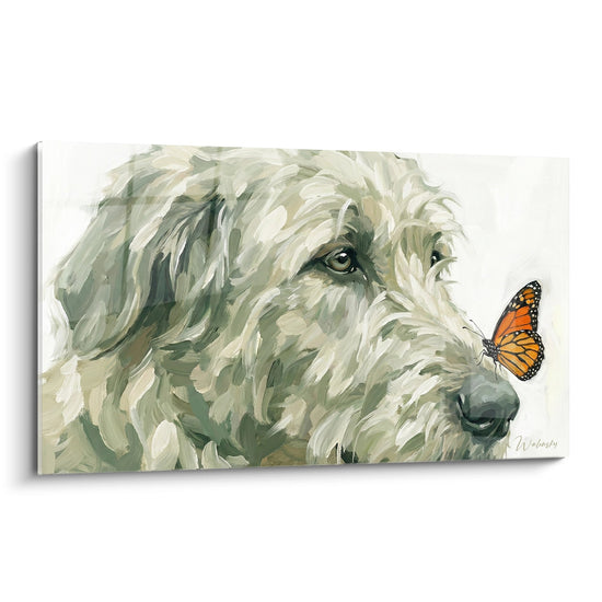 Porträt Irish Wolfhound in Olivtönen mit orangefarbenem Monarchfalter auf weißem Hintergrund, expressiver zeitgenössischer Stil
