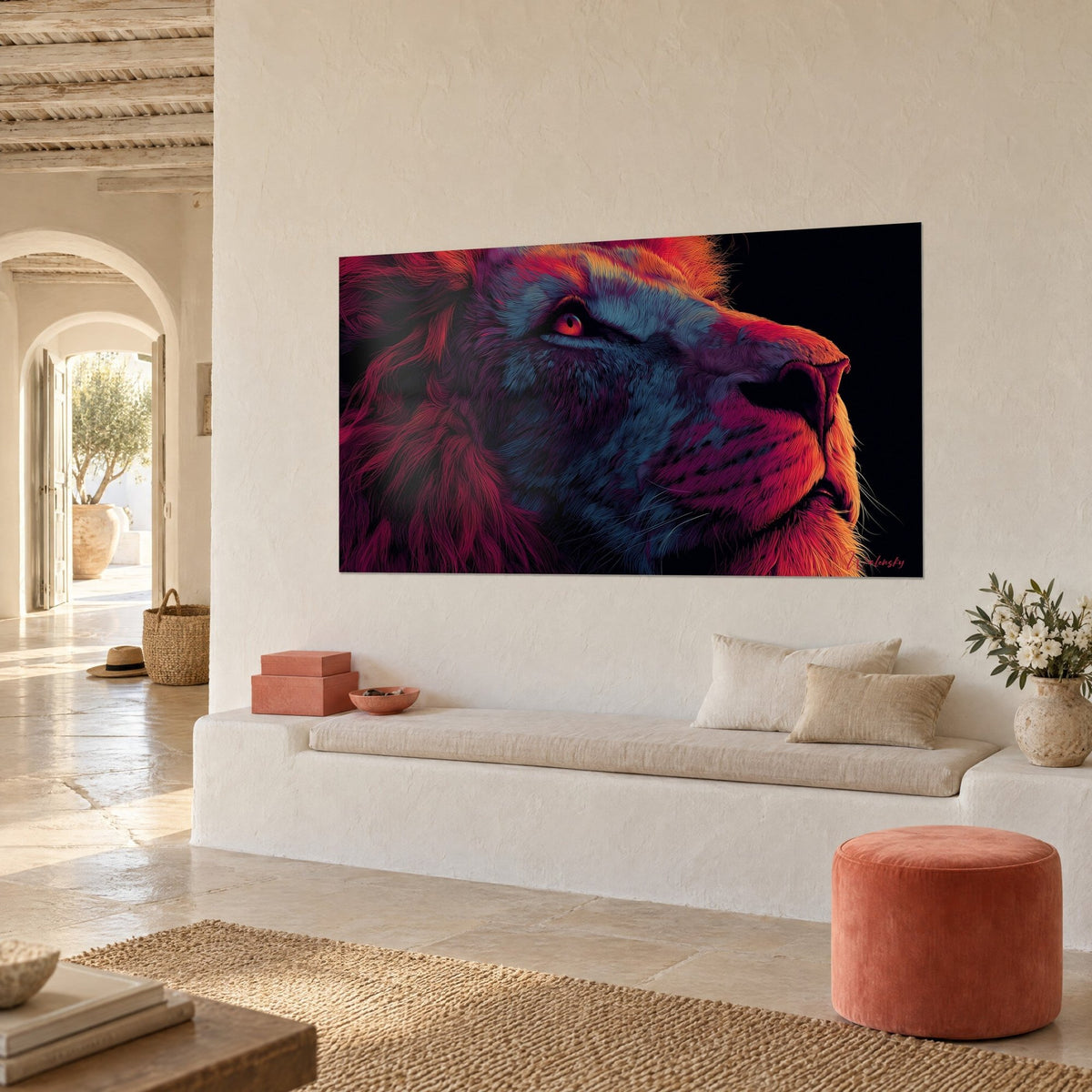 Schilderij kat in profiel met elektrische magenta en turquoise streken, diepzwarte achtergrond, aan de crèmekleurige muur van een Mediterraans huis