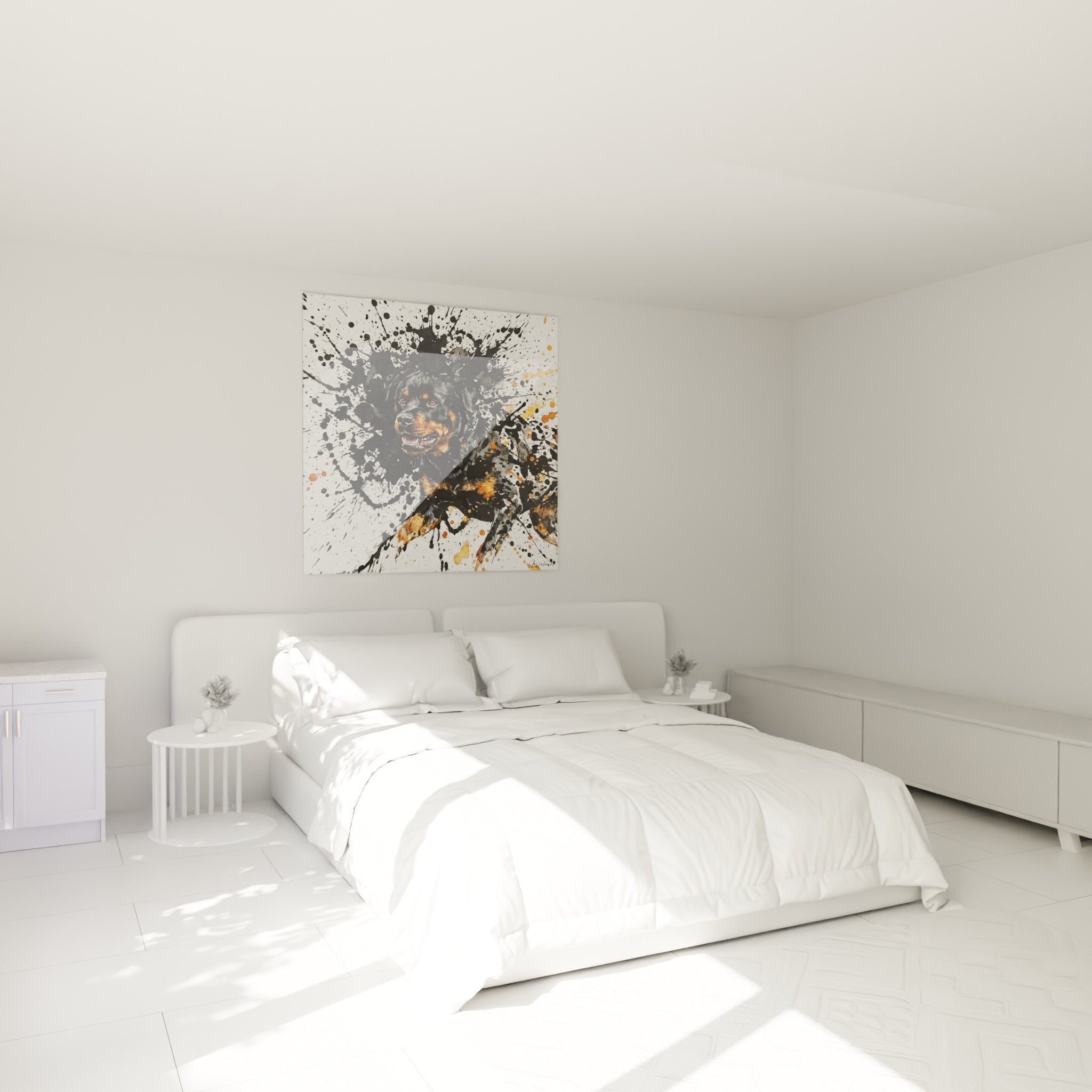 Portrait artistique Rottweiler avec projections colorées décorant une chambre moderne aux murs blancs