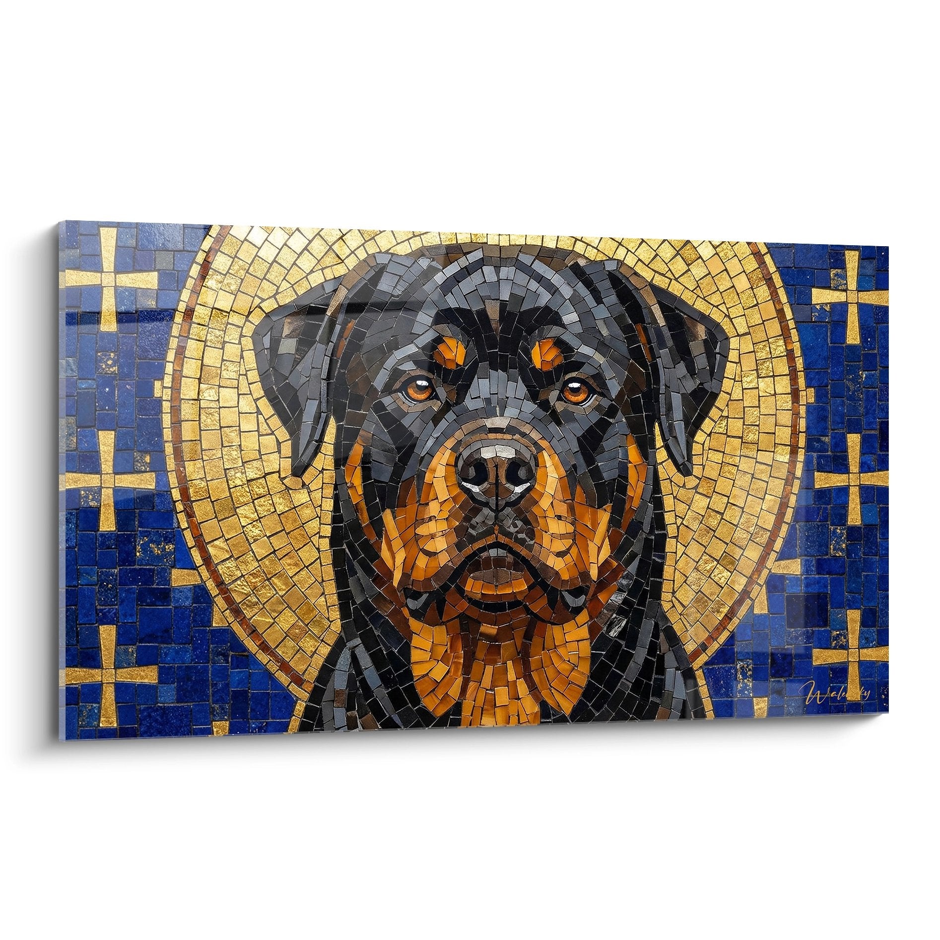 Portrait de rottweiler en mosaïque avec auréole dorée sur fond bleu royal orné de croix byzantines dorées