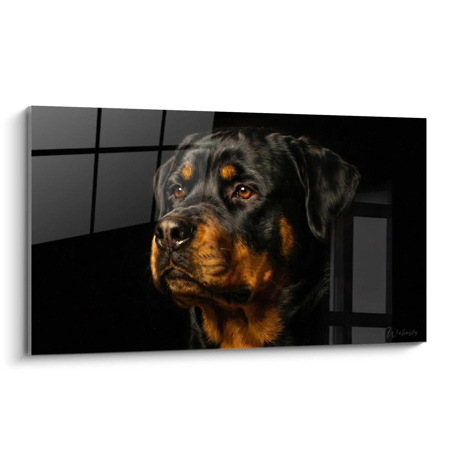 Portrait artistique de Rottweiler noir et feu aux yeux ambrés sur fond sombre - tableau canin réaliste