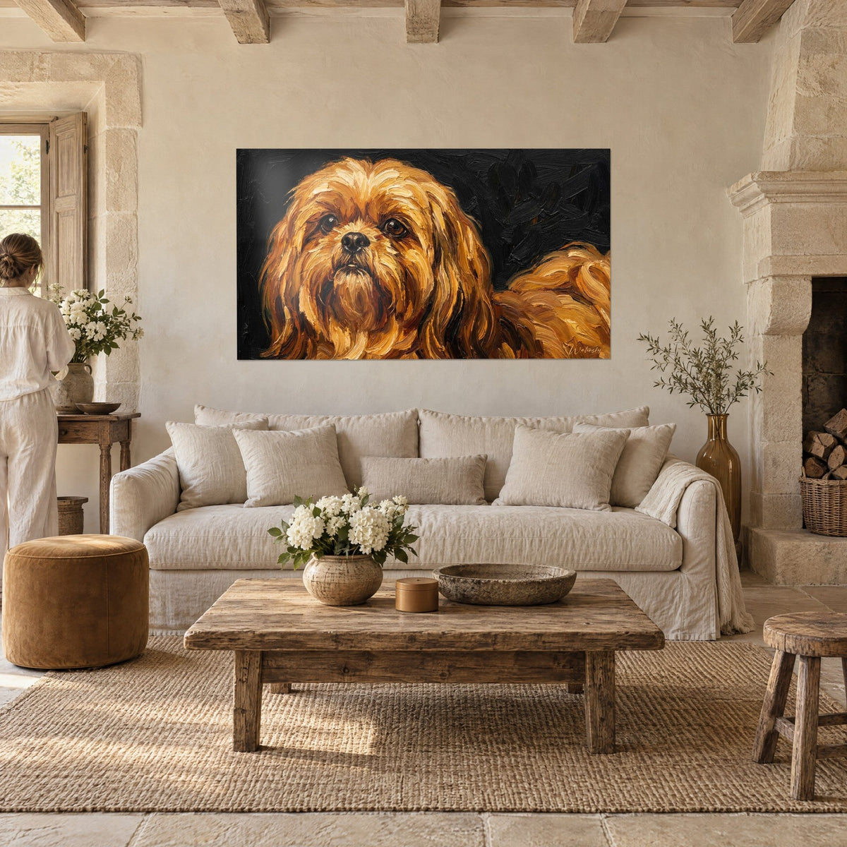 Πίνακας shih tzu με ώχρα και μελί τρίχωμα σε μαύρο φόντο, σκούρο βλέμμα, πάνω από καναπέ σε φωτεινό σαλόνι
