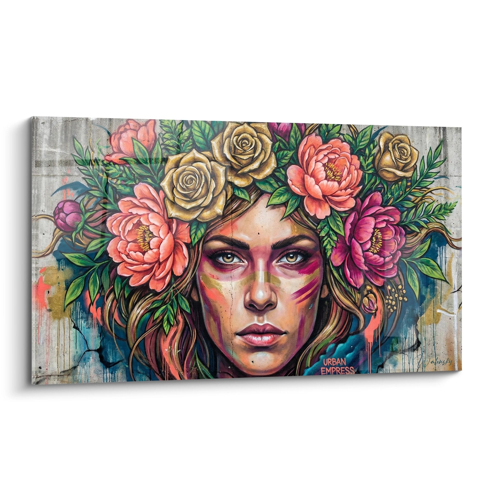 Portrait street art femme couronne fleurs roses dorées fond béton urbain coulures peinture