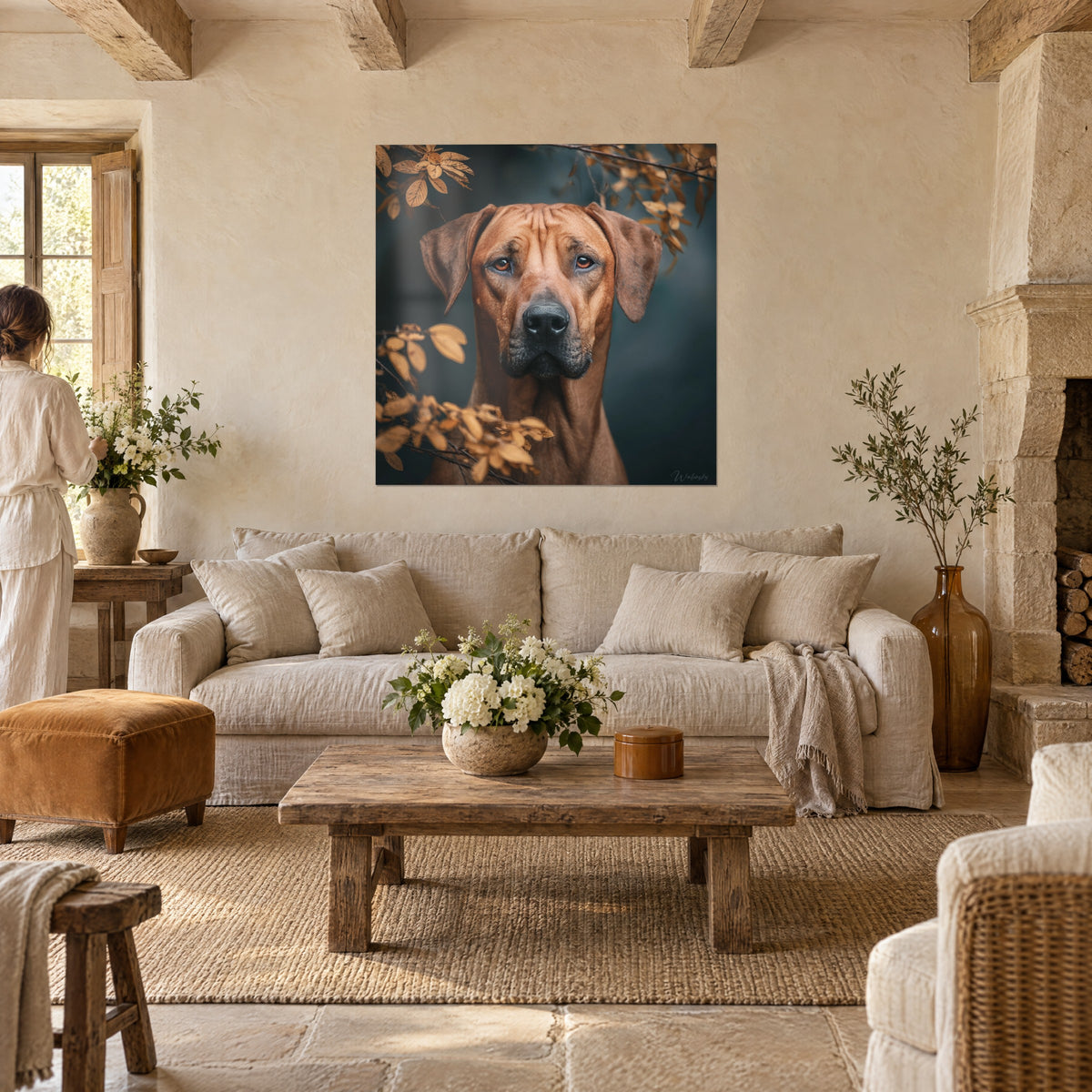 Πίνακας ροδεσιανό ridgeback με καστανοκόκκινο τρίχωμα, κεχριμπαρένια μάτια και χρυσά φύλλα σε σκούρο μπλε φόντο, πάνω από καναπέ σε φωτεινό σαλόνι