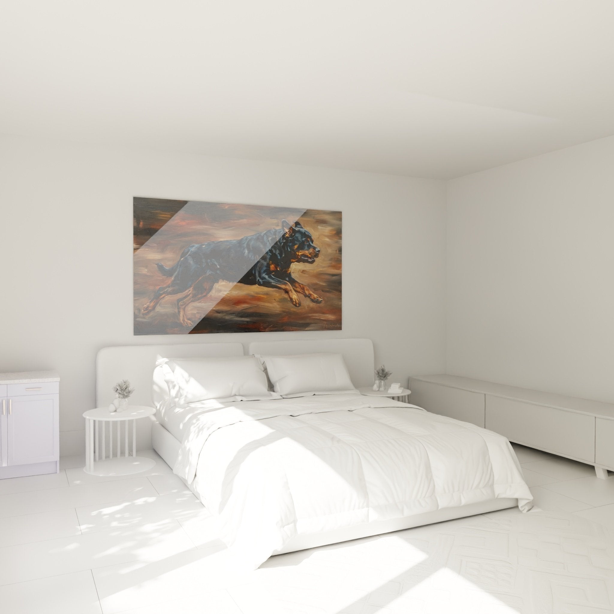 Rottweiler en course dans chambre moderne, peinture expressive aux tons chauds au-dessus lit contemporain