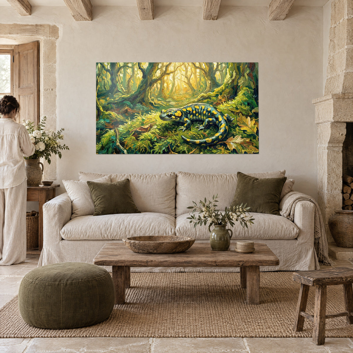 Tableau salamandre tachetée noire et jaune sur mousse verte, forêt dorée en peinture à l'huile, au-dessus d'un canapé dans un salon lumineux