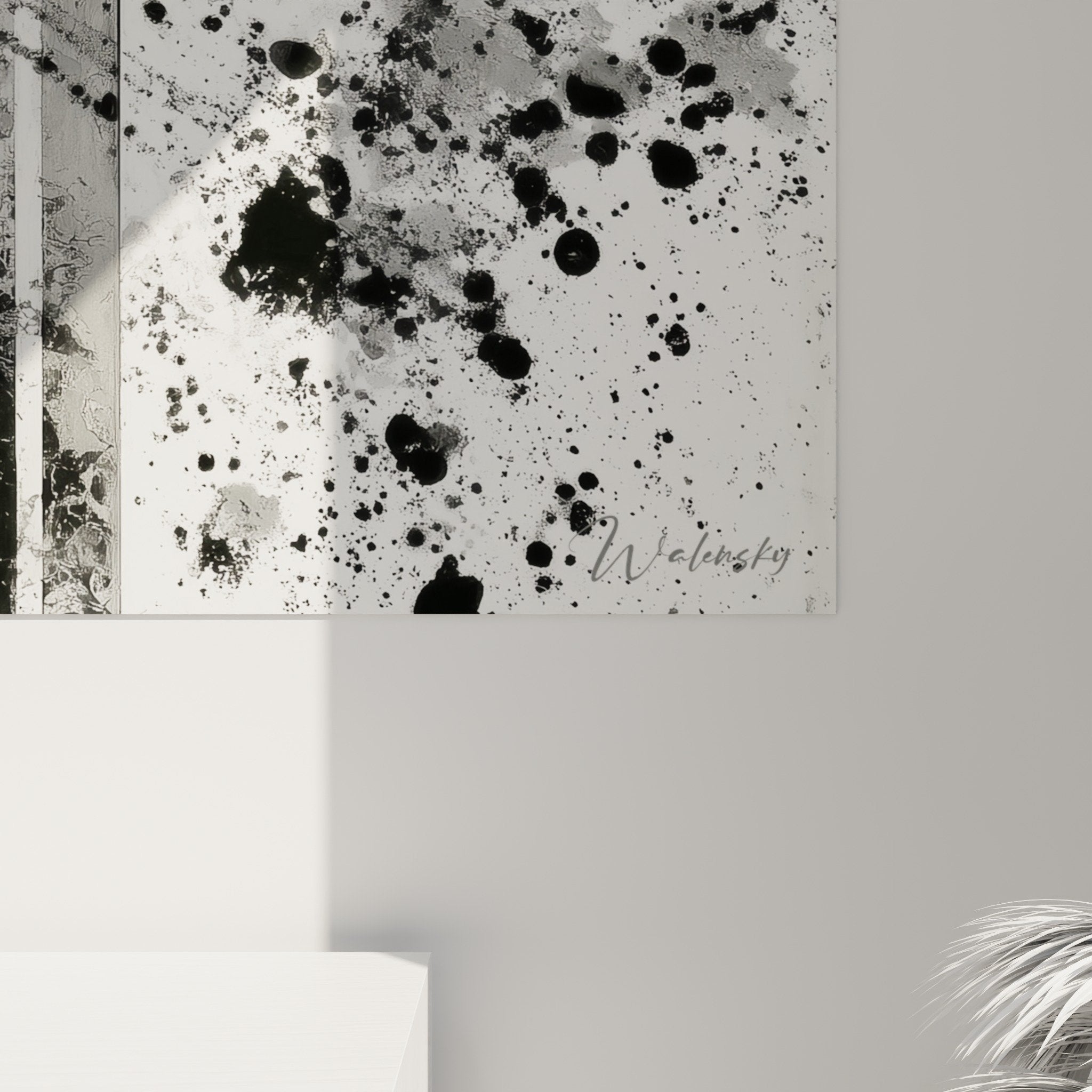 Vue ensemble salon contemporain avec oeuvre abstraite noir blanc feng shui ouest metal