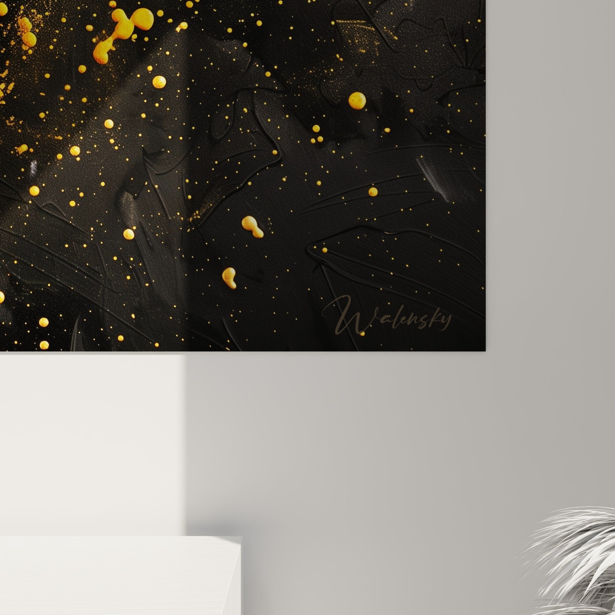 vue ensemble salon moderne tableau abstrait noir or mur blanc decoration contemporaine elegante