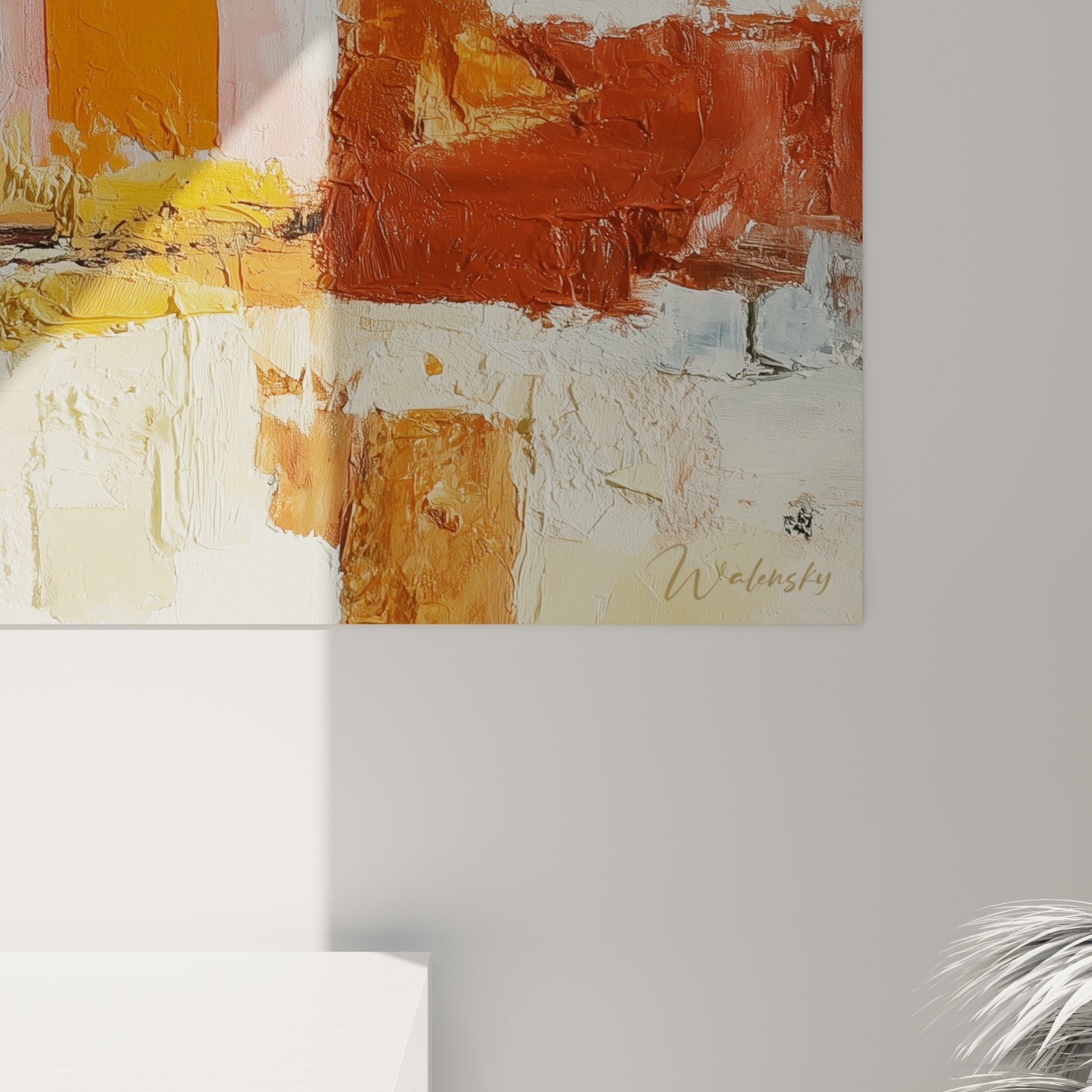 Vue d'ensemble salon moderne avec tableau abstrait orange décoratif mur blanc mobilier contemporain design