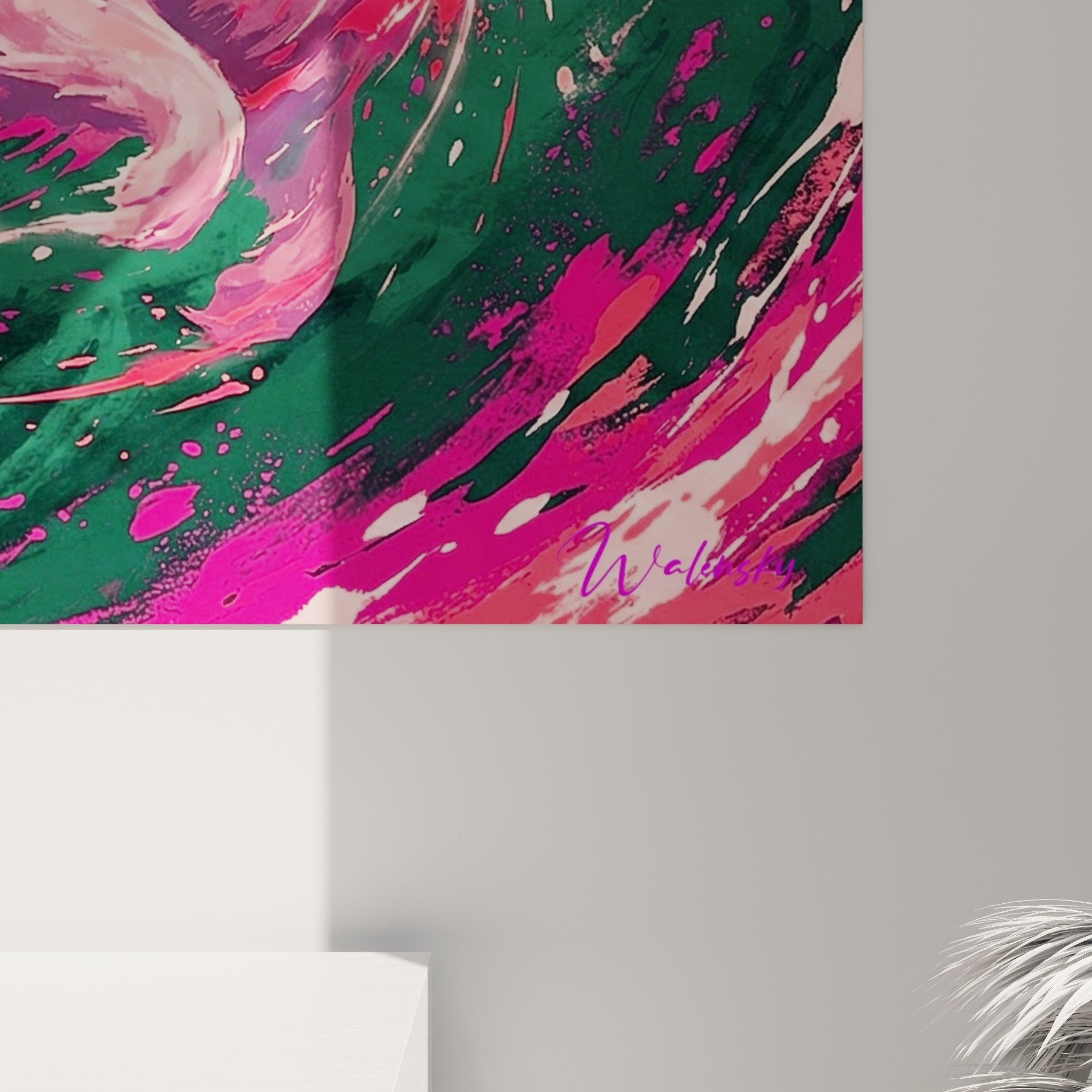 Gesamtansicht Frettchen-Kunstwerk mit rosa Wirbeln an weißer Wand in modernem Wohnzimmer zeitgenössische künstlerische Wanddekoration