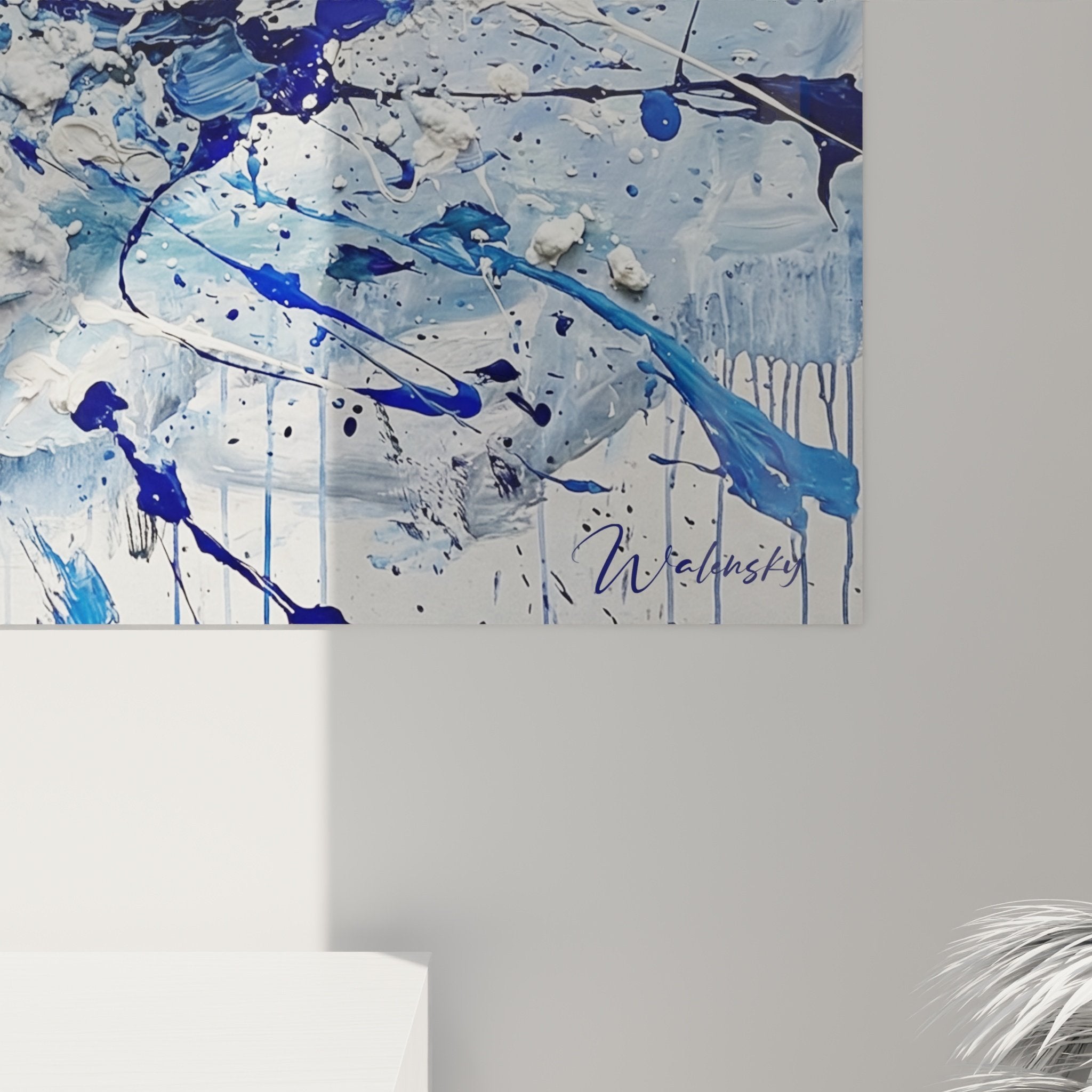 Salon contemporain avec grand tableau husky tempête bleue sur mur blanc