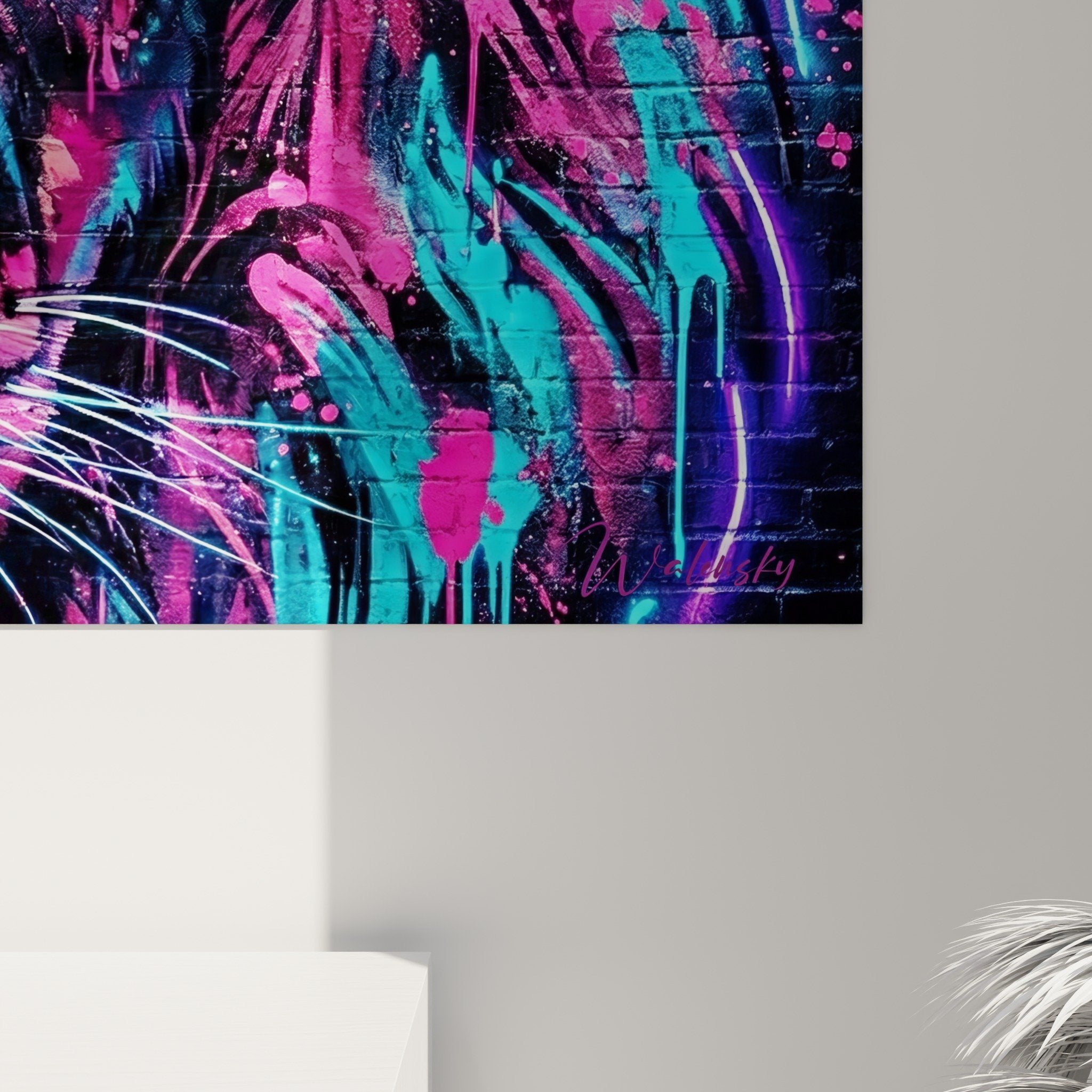 Vue ensemble tableau lion urbain néon fluo rose turquoise dans salon moderne contemporain