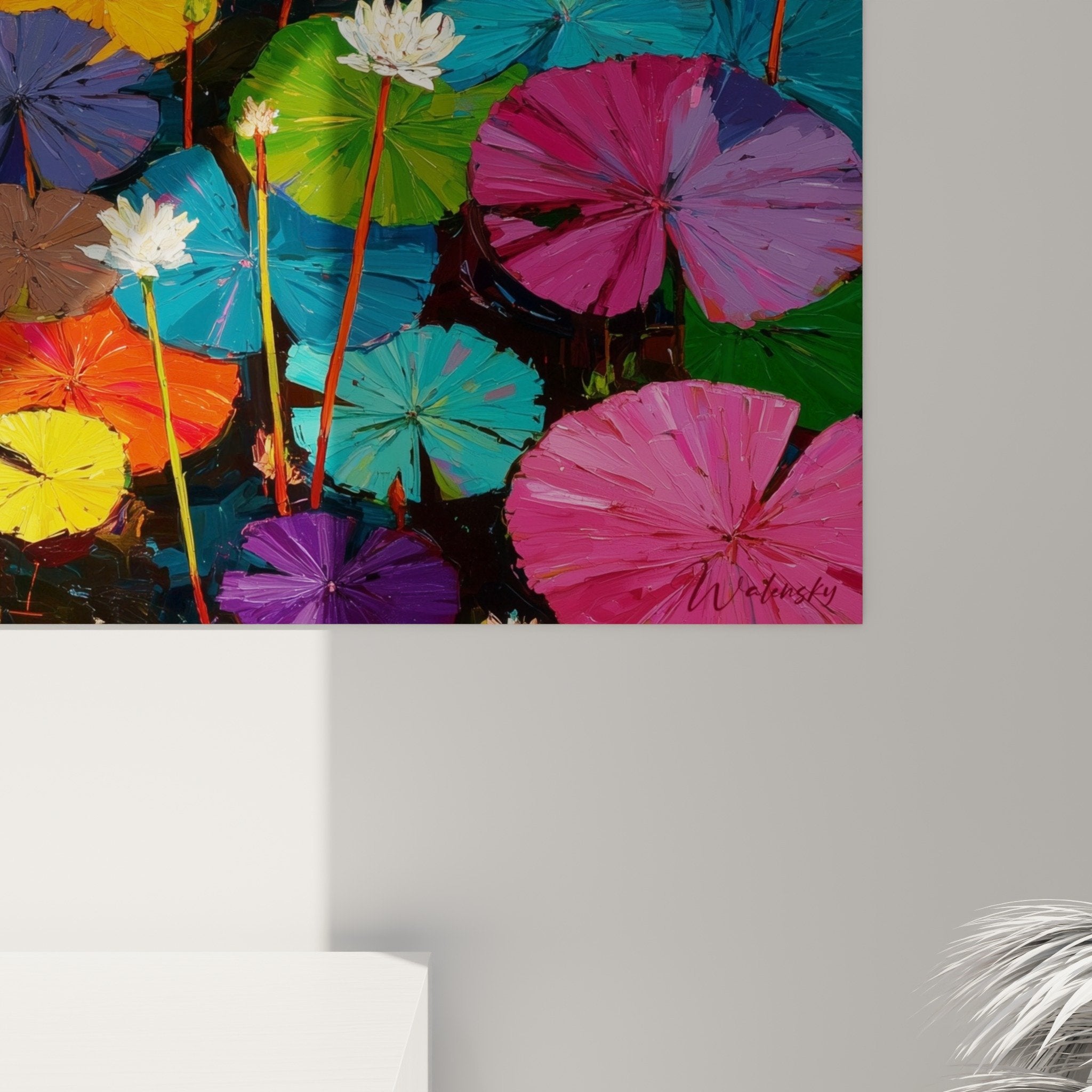 Vue d'ensemble salon moderne avec tableau nénuphars multicolores déco murale contemporaine ambiance zen colorée