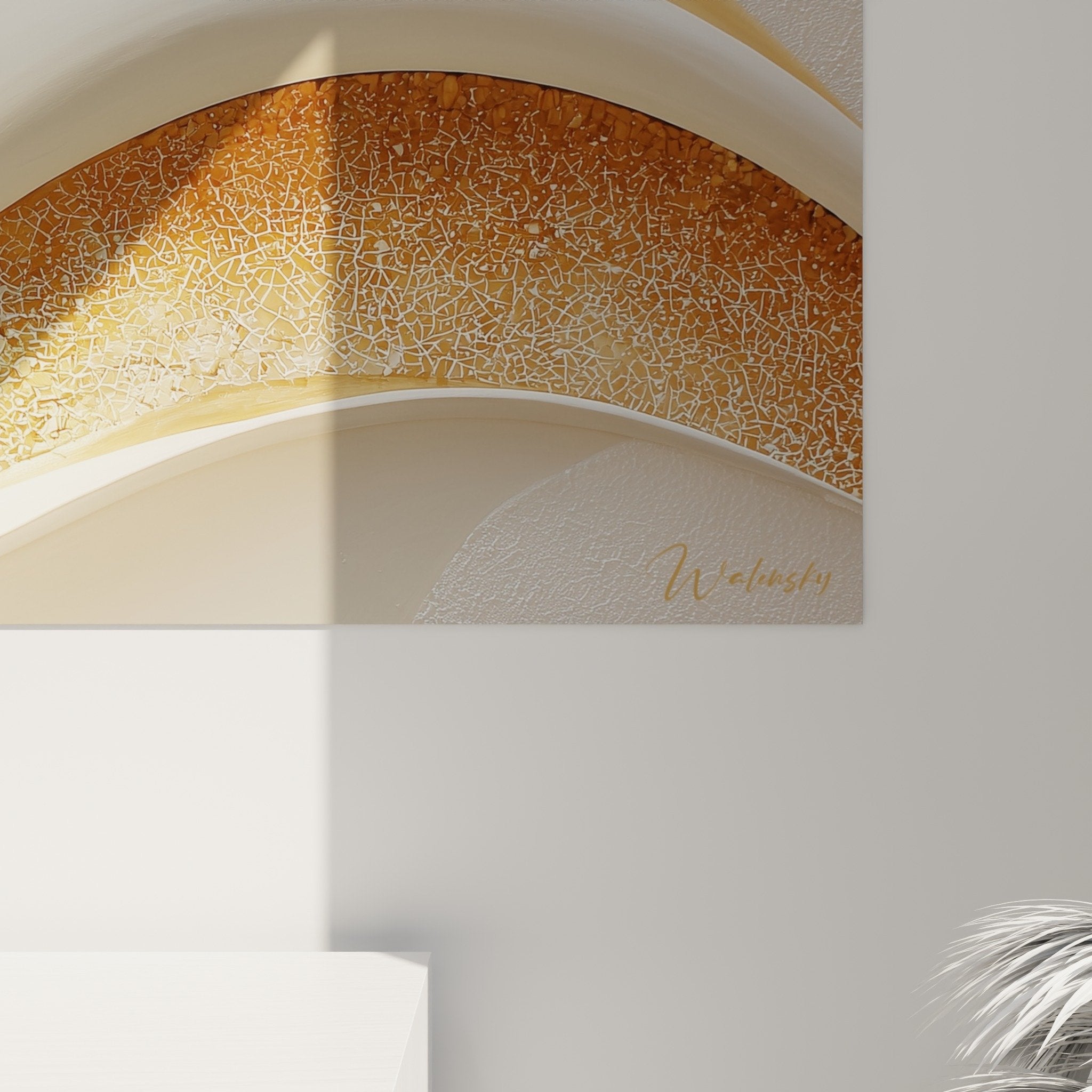 Übersicht des Panorama-Gemäldes mit goldenen Wellen in einem modernen, minimalistischen Interieur