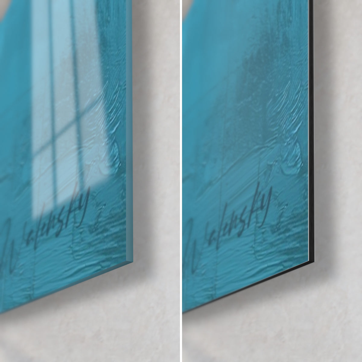 Schilderij ivoorkleurige pampasveren, rechtsonder hoek van glanzend turquoise blauw glas en mat Dibond, zwarte rand van 3 mm