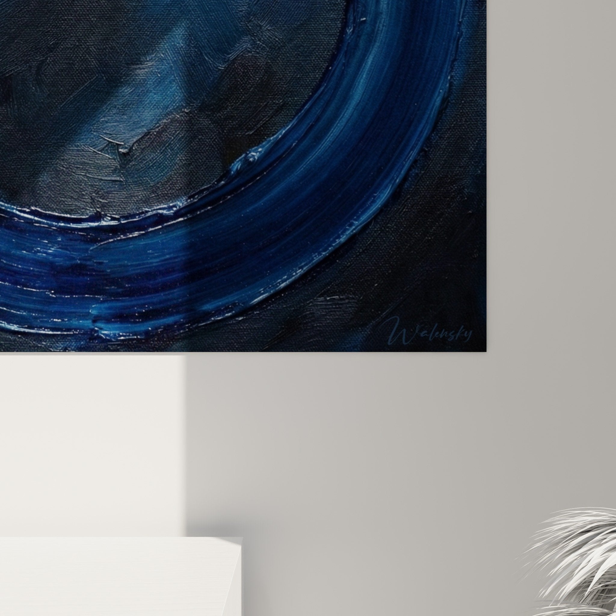 Vue ensemble tableau cercle zen bleu et or dans salon contemporain decoration murale