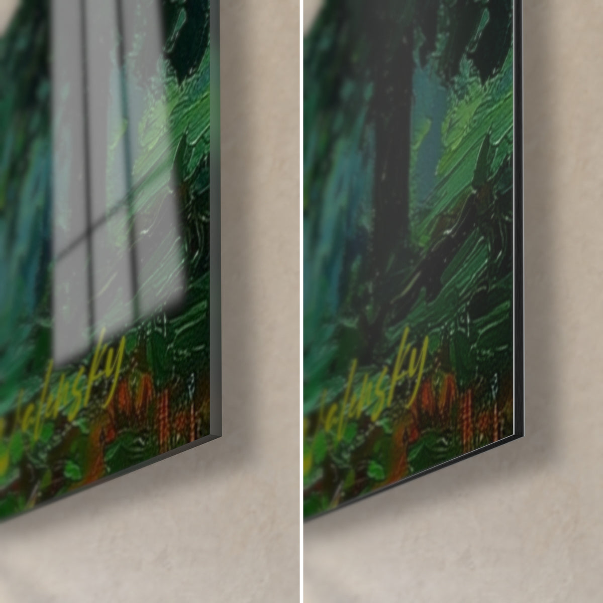 Tableau sapinière brumeuse, coin bas droit : signature jaune sur vert sombre, verre brillant et Dibond mat, tranche de 3 mm