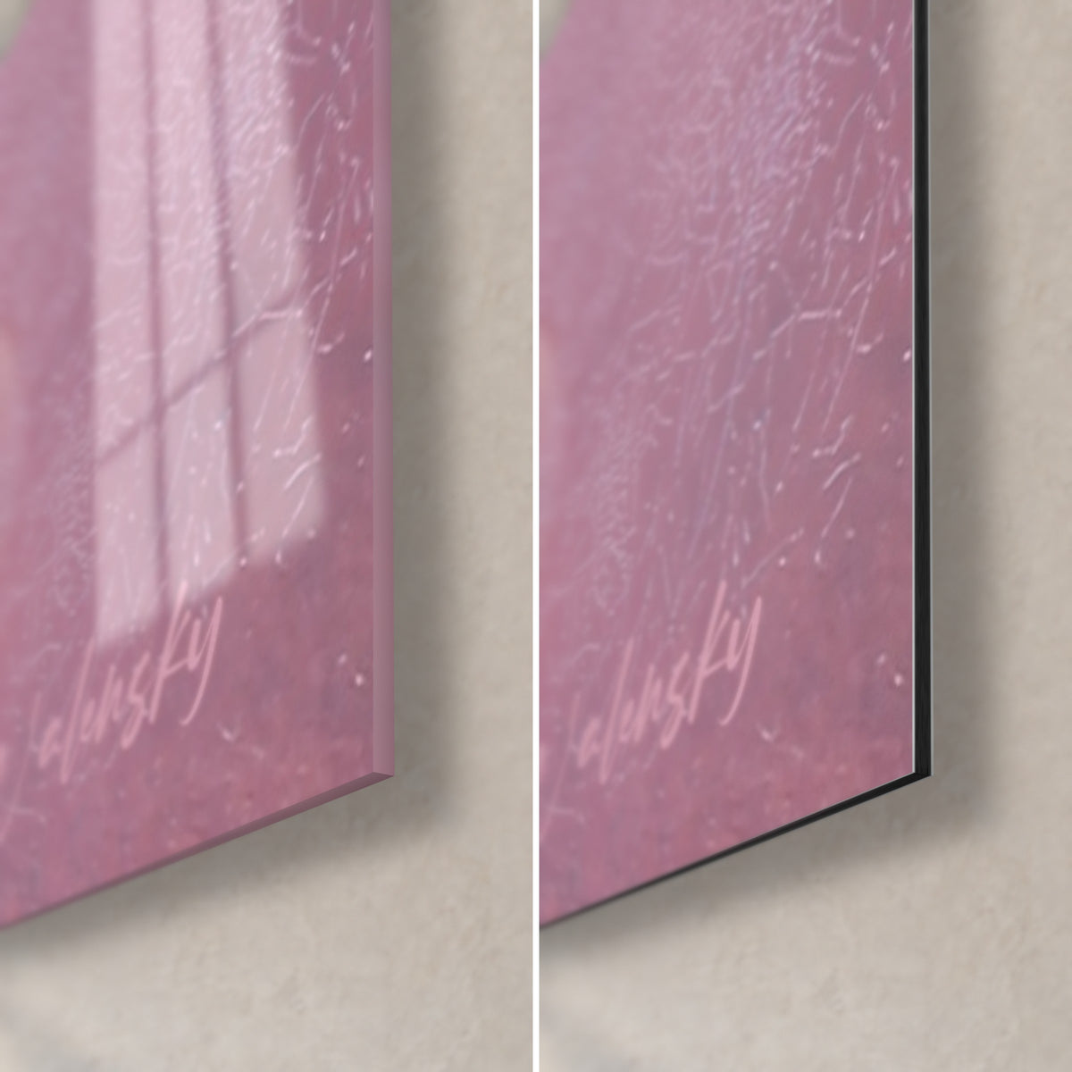 Schilderij van leeuwenwelpen van achteren, rechter onderhoek van glanzend roze acrylglas dat het raam weerspiegelt en mat zwart Dibond-aluminium, rand van 3 mm