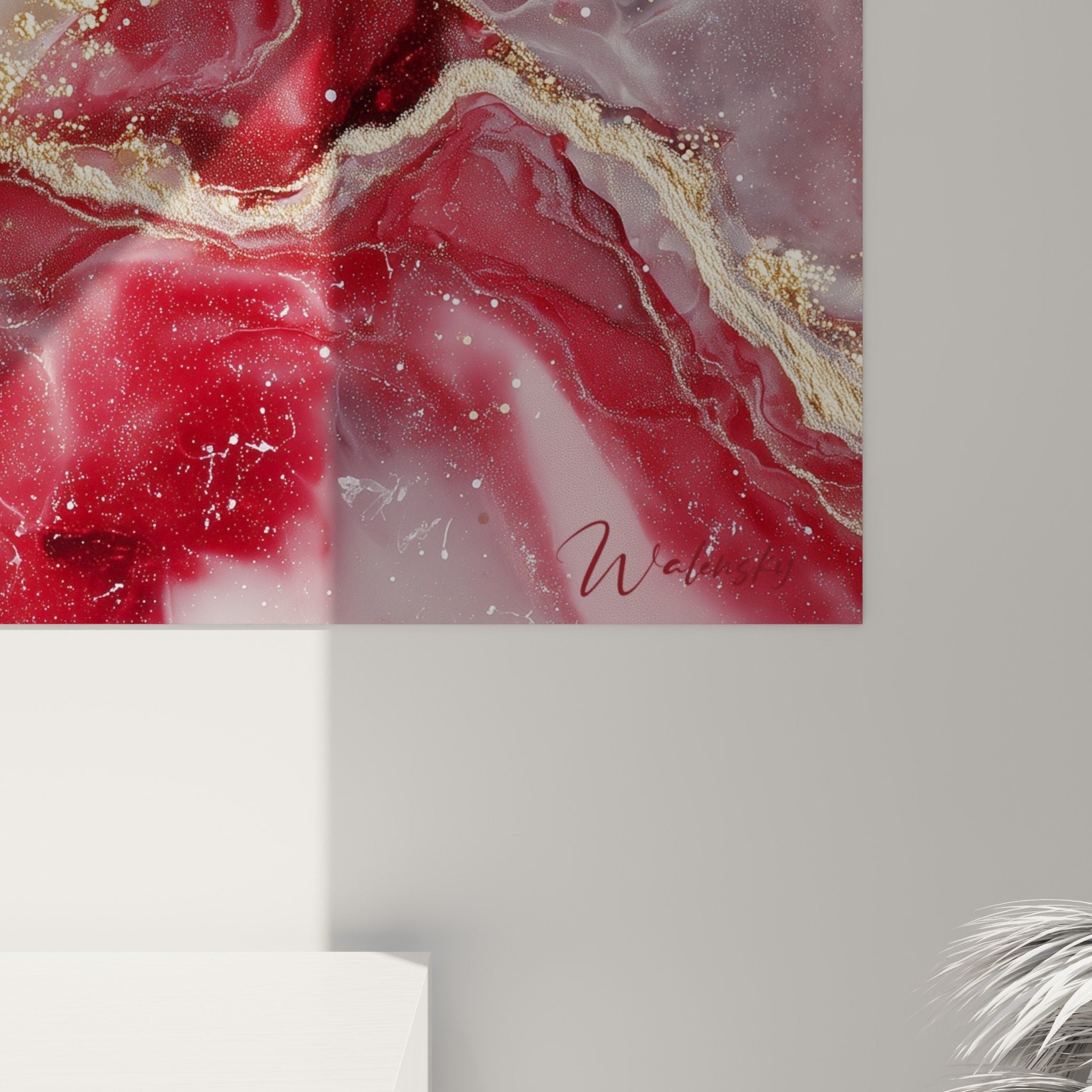Vue d'ensemble tableau marbre abstrait bordeaux doré dans salon contemporain avec éclairage d'ambiance