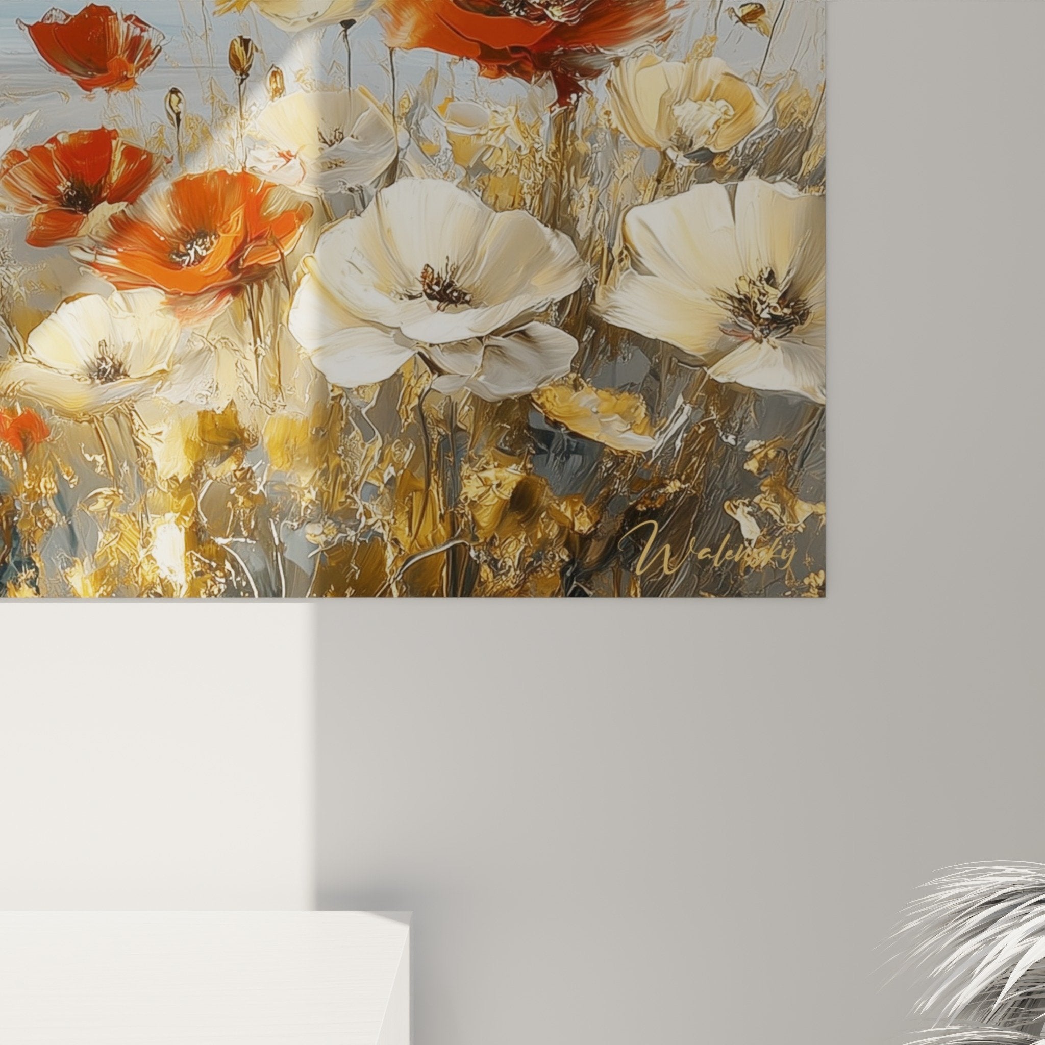 Vue d'ensemble tableau sentier coquelicots dans salon moderne, format panoramique sur mur beige clair